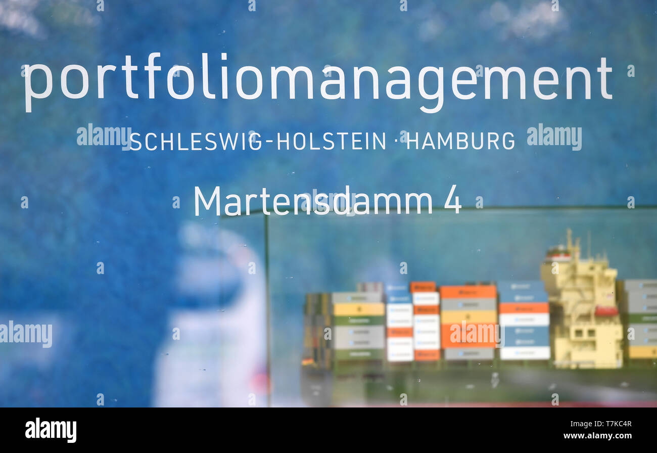 Kiel, Allemagne. 07Th Mai, 2019. Le logo de gestion de portefeuille peut être vue sur le bâtiment de l'administration de la Banque. La "Bad Bank" pour les HSH Nordbank prêts bateau paresseux présentera les résultats 2018 le 8 mai 2019. La gestion de portefeuille, une institution de droit public (AöR), a repris la HSH Nordbank est mauvais prêts de navires d'une valeur nominale de EUR 4,1 milliards en 2016 et 2,4 milliards d'euros versé pour eux. Crédit : Carsten Rehder/dpa/Alamy Live News Banque D'Images
