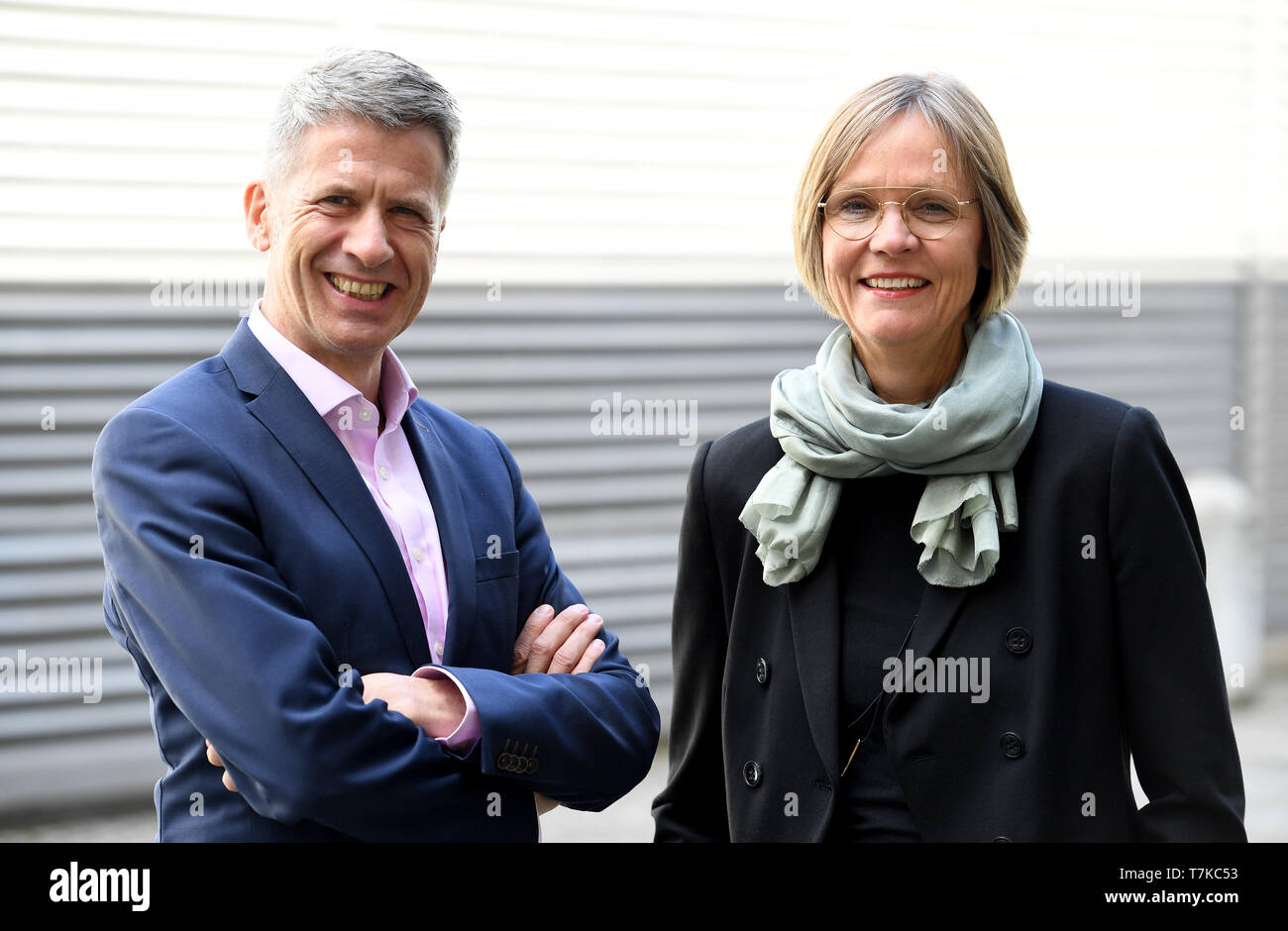 Kiel, Allemagne. 07Th Mai, 2019. Karl-Hermann Witte et Ulriker Helfer, membres du conseil d'administration responsable de la gestion de portefeuille, se tiennent côte à côte. La "Bad Bank" pour les HSH Nordbank prêts bateau paresseux présentera les résultats 2018 le 8 mai 2019. La gestion de portefeuille, une institution de droit public (AöR), a repris la HSH Nordbank est mauvais prêts de navires d'une valeur nominale de EUR 4,1 milliards en 2016 et 2,4 milliards d'euros versé pour eux. Crédit : Carsten Rehder/dpa/Alamy Live News Banque D'Images