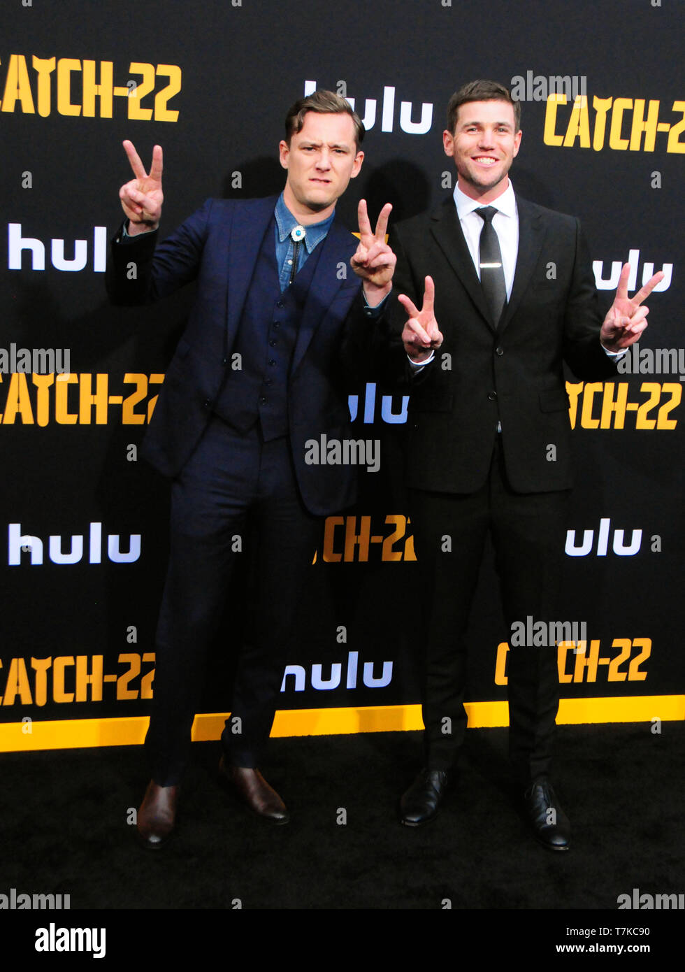 Hollywood, Californie, USA 07 mai 2019 acteur acteur Lewis Pullman et Austin Stowell assister à Hulu's Catch-22-nous création le 7 mai 2019 au Théâtre chinois de Grauman à Hollywood, Californie, USA. Photo de Barry King/Alamy Live News Banque D'Images
