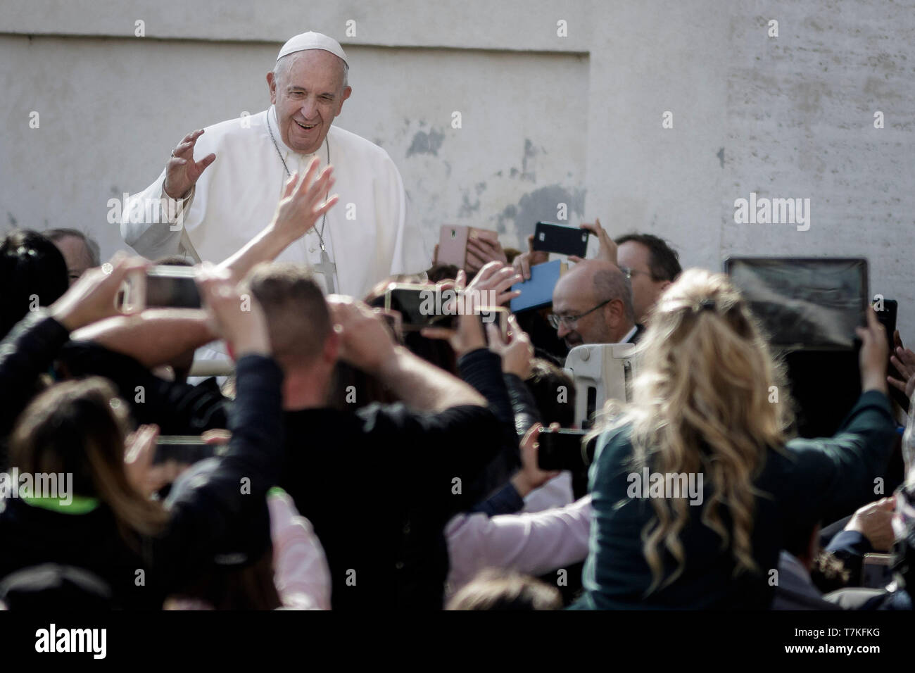 Cité du Vatican, Vatican. Le 08 mai, 2019. Le pape François salue les fidèles comme il arrive à diriger l'audience générale hebdomadaire sur la Place Saint Pierre. Credit : Giuseppe Ciccia/Alamy Live News Banque D'Images Cité du Vatican, Vatican. Le 08 mai, 2019. Le pape François salue les fidèles comme il arrive à diriger l'audience générale hebdomadaire sur la Place Saint Pierre. Credit : Giuseppe Ciccia/Alamy Live News Banque D'Images