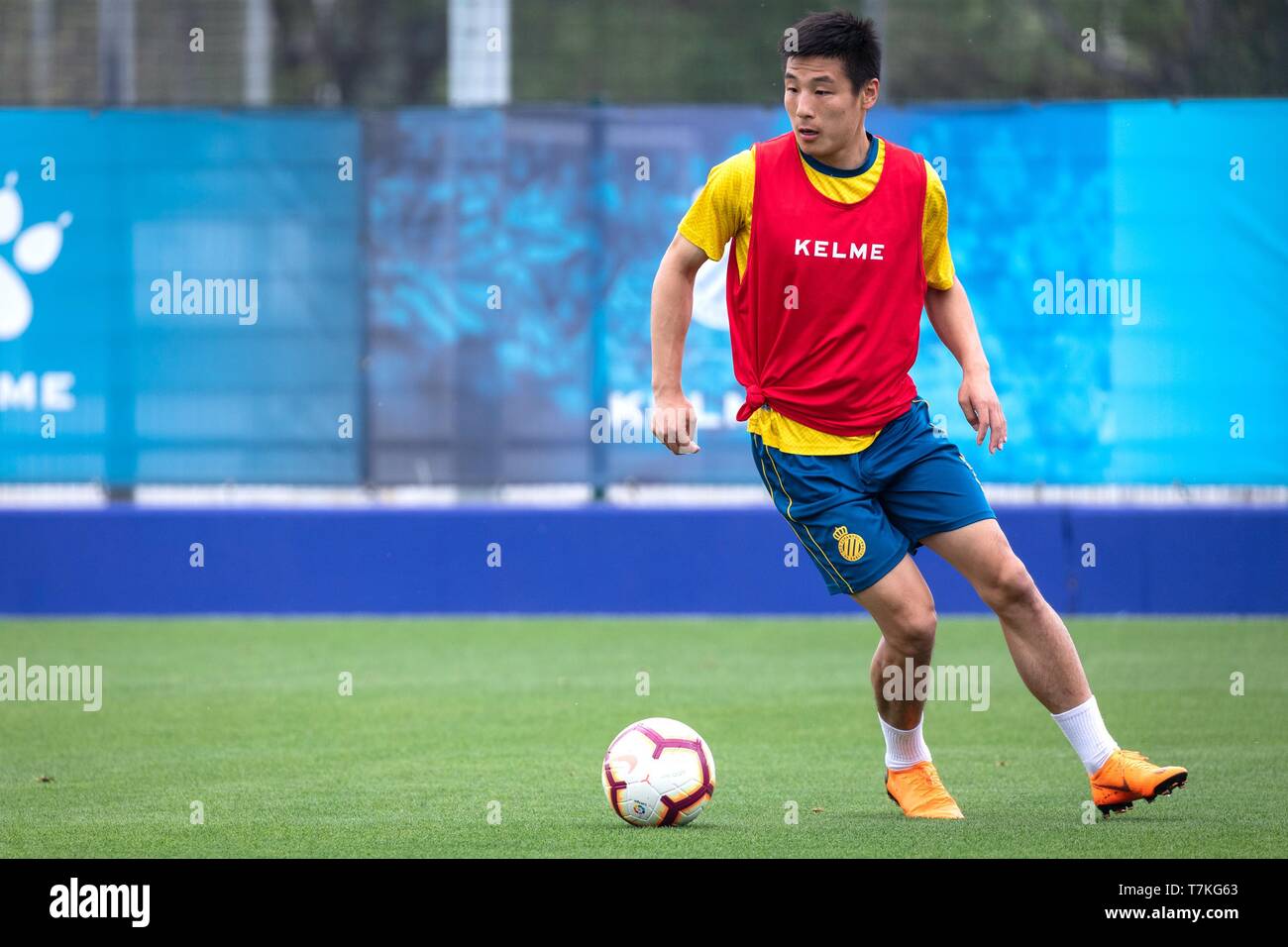 (190508) -- BARCELONE, Mai 8, 2019 (Xinhua) -- Wu Lei prend part à la séance de formation de l'équipe de la ligue espagnole RCD Espanyol de Barcelone, Espagne, le 8 mai 2019. (Xinhua/Joan Gosa) Banque D'Images