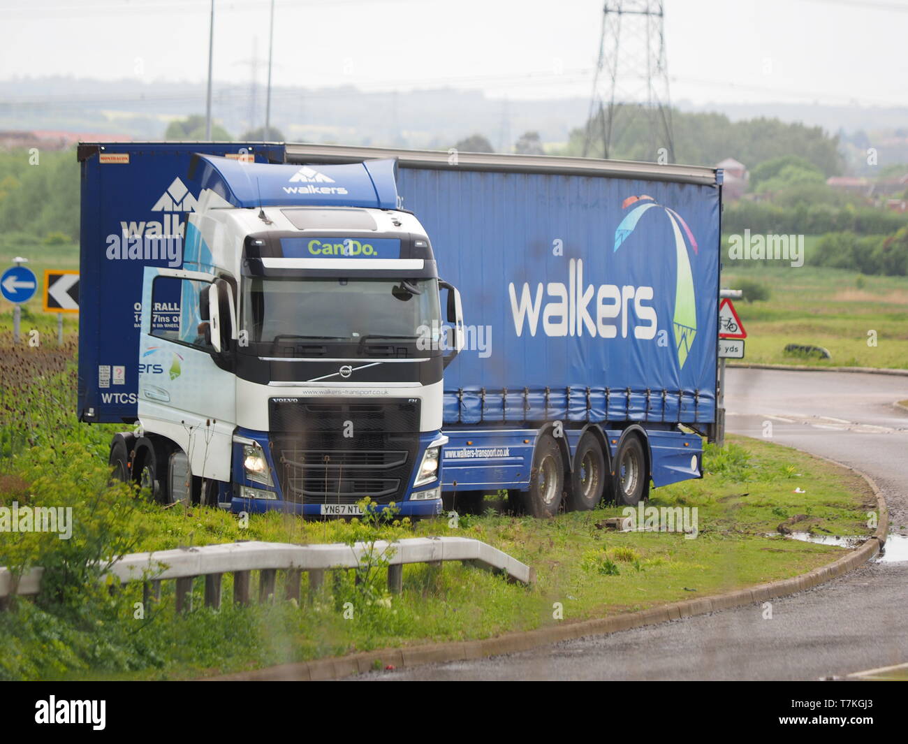 Iwade, Kent, UK. 8 mai, 2019. Un camion s'est lui-même bloqué sur l'A249,  route menant à l'Kingsferry Bridge - initialement bloquant la route à  l'heure du déjeuner - pour ensuite se bloque