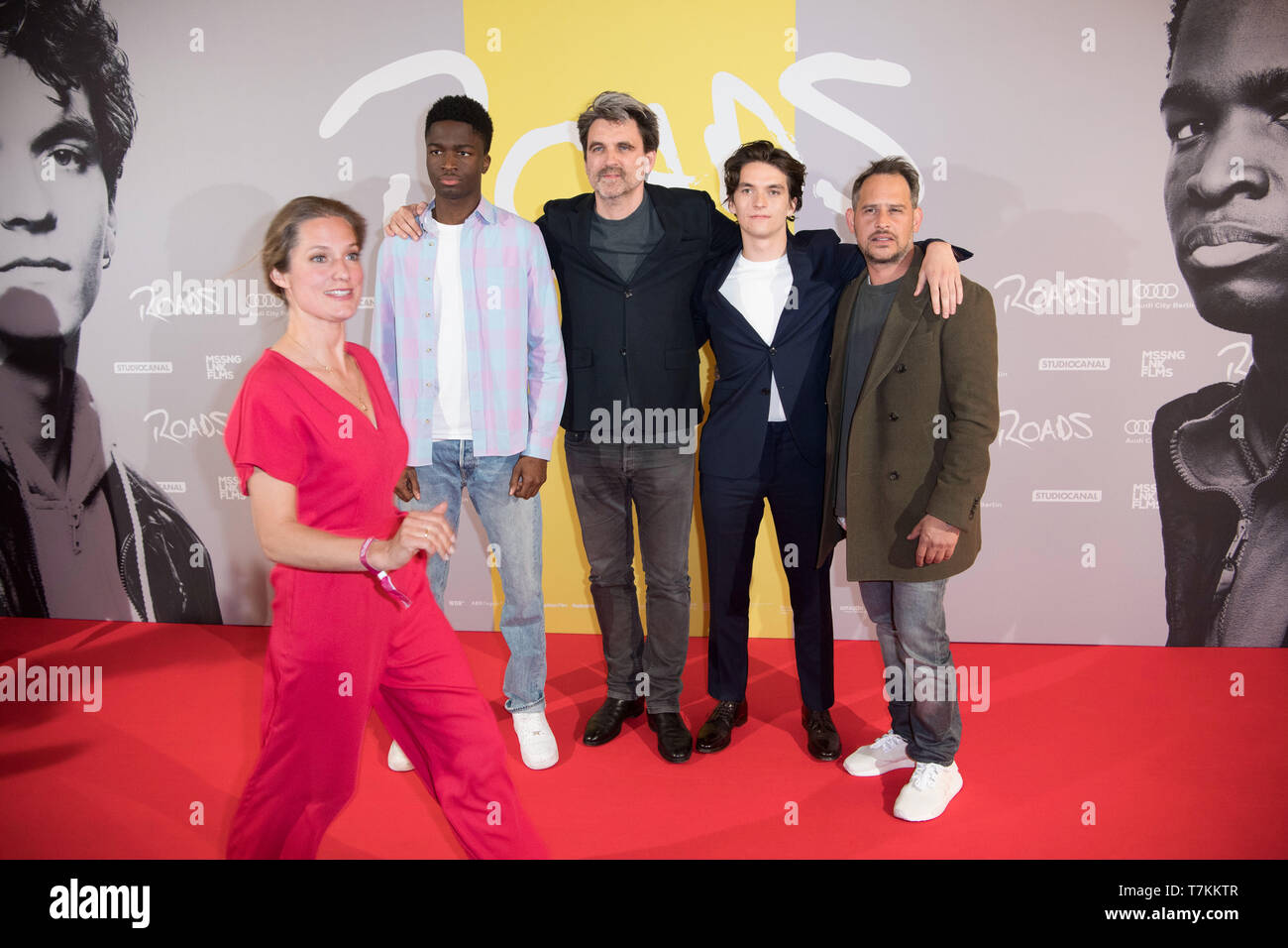 Berlin, Allemagne. Le 08 mai, 2019. Les acteurs Marie Burchard (l-r), Stéphane Bak, Fionn Whitehead, Moritz Bleibtreu et le directeur Sebastian Schipper (3e de gauche) viennent à la première allemande du film 'Roads' au Kino International. Le film sortira dans les salles allemandes le 30 mai 2019. Credit : Jörg Carstensen/dpa/Alamy Live News Banque D'Images