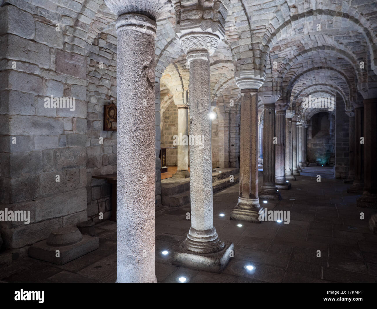 Abbadia San Salvatore, Italie - 24 Avril 2019 : Intérieur avec des piliers dans une crypte. Banque D'Images