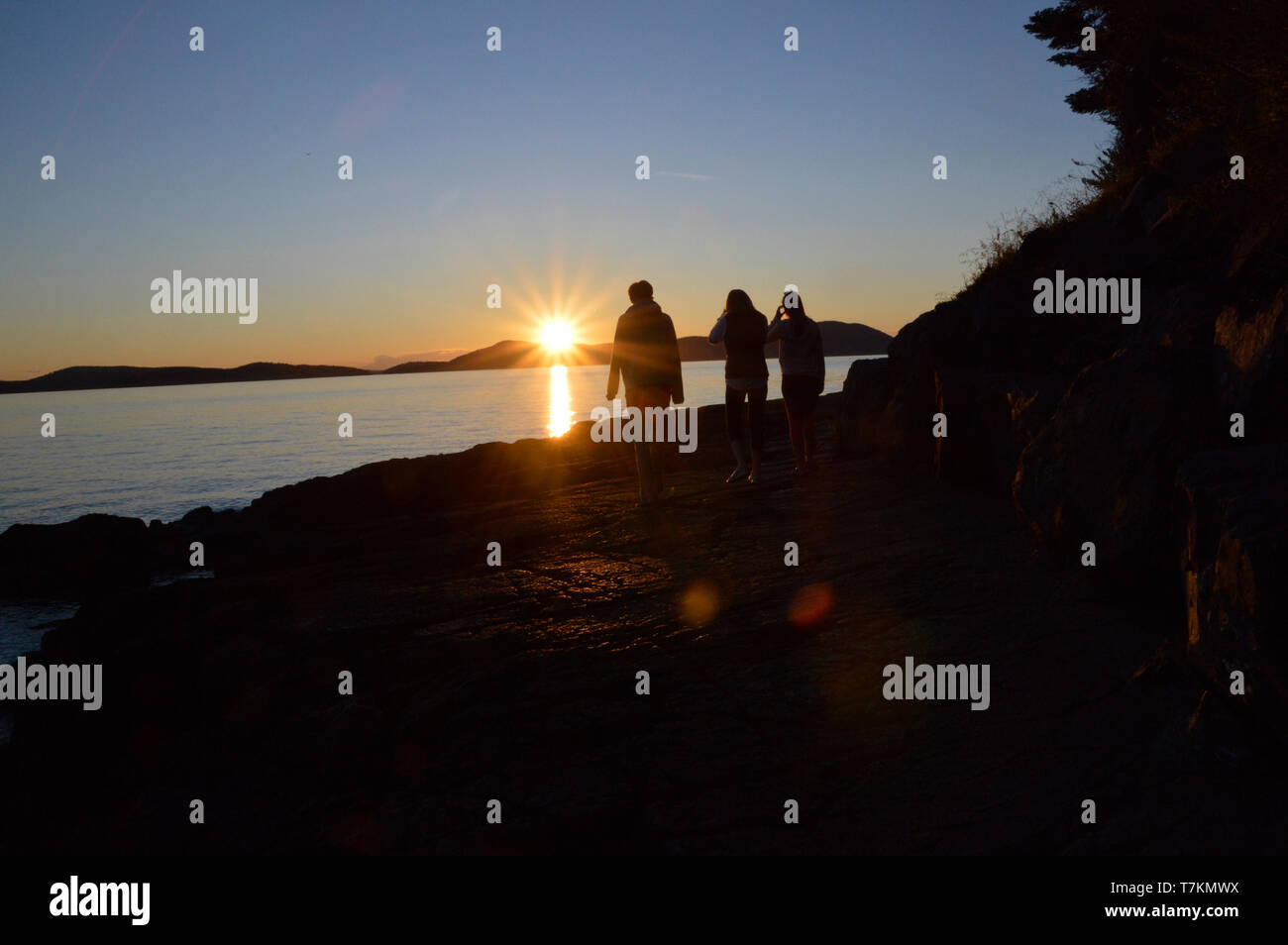 Vue sur le coucher du soleil sur les îles San Juan de l'État de Washington depuis l'île de Fidalgo, Banque D'Images