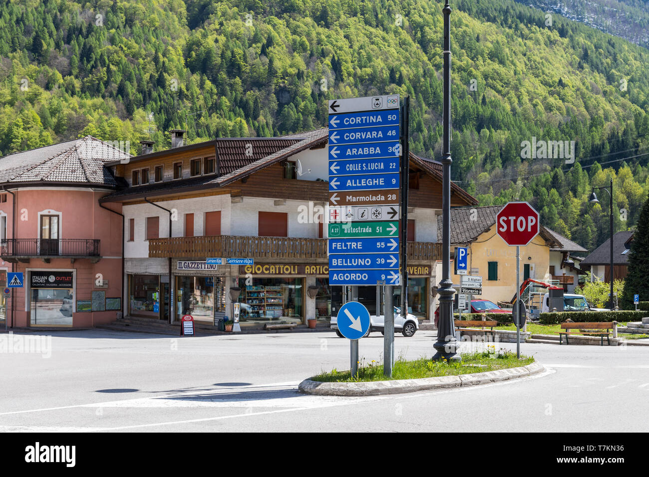 Panneau routier à Cencenighe Agordino donner des directions et distances vers différentes destinations dans les Dolomites, Italie Banque D'Images