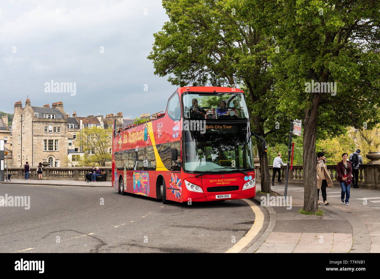 Bus à arrêts multiples en bus touristique dans le centre-ville de Bath, Angleterre, Royaume-Uni Banque D'Images