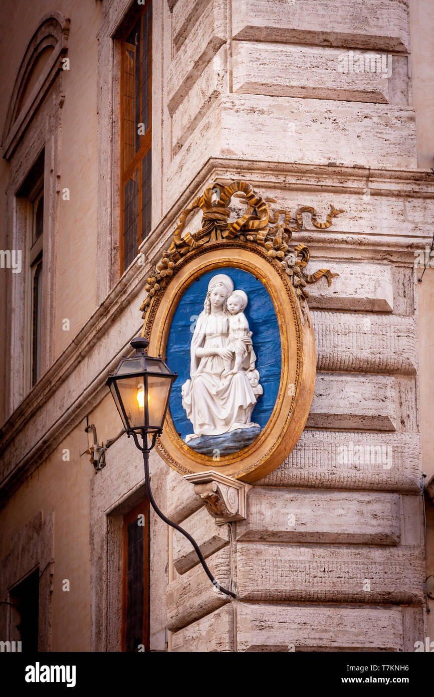 Mère Marie et l'enfant Jésus de culte sur le coin d'immeuble, Rome, Latium, Italie Banque D'Images