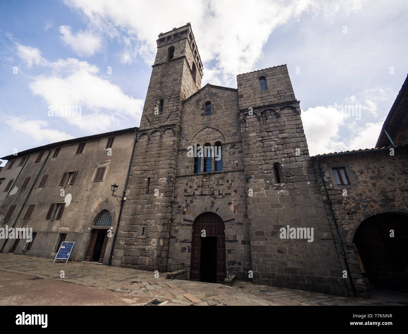 L'abbaye de San Salvatore est l'édifice sacré en style roman qui donne son nom à la municipalité d'Abbadia San Salvatore, l'Italie. Banque D'Images