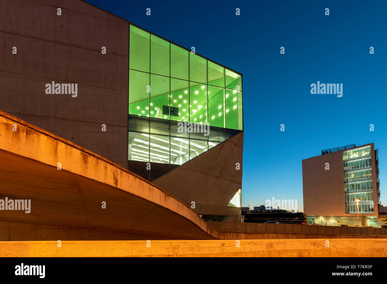 Casa de Musica / Maison de la musique, Porto, Portugal dans la nuit Banque D'Images