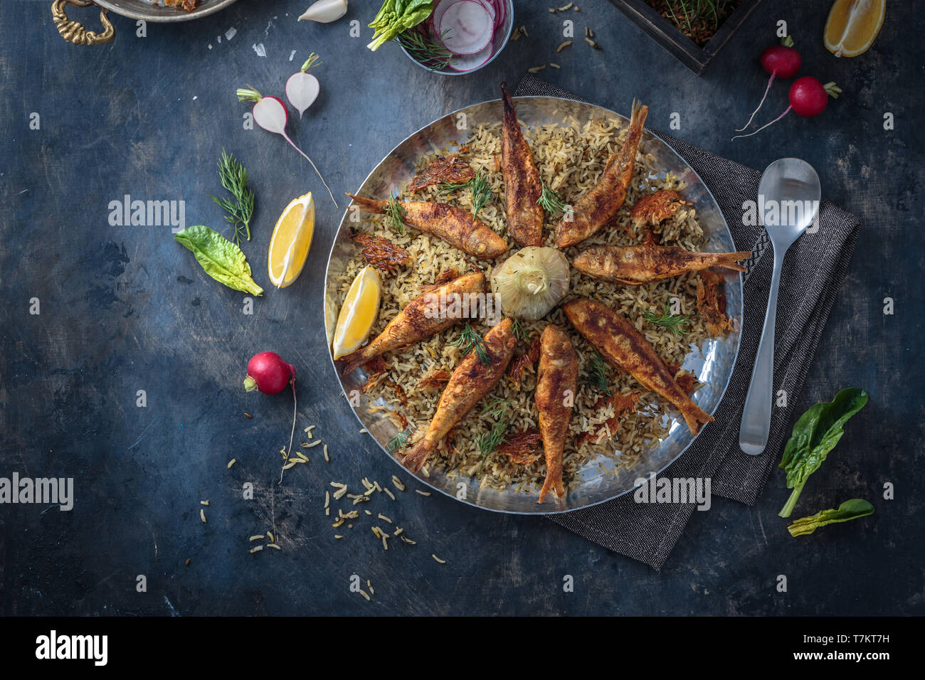Salade de riz avec du poisson frit, Nouvel an persan lave Banque D'Images