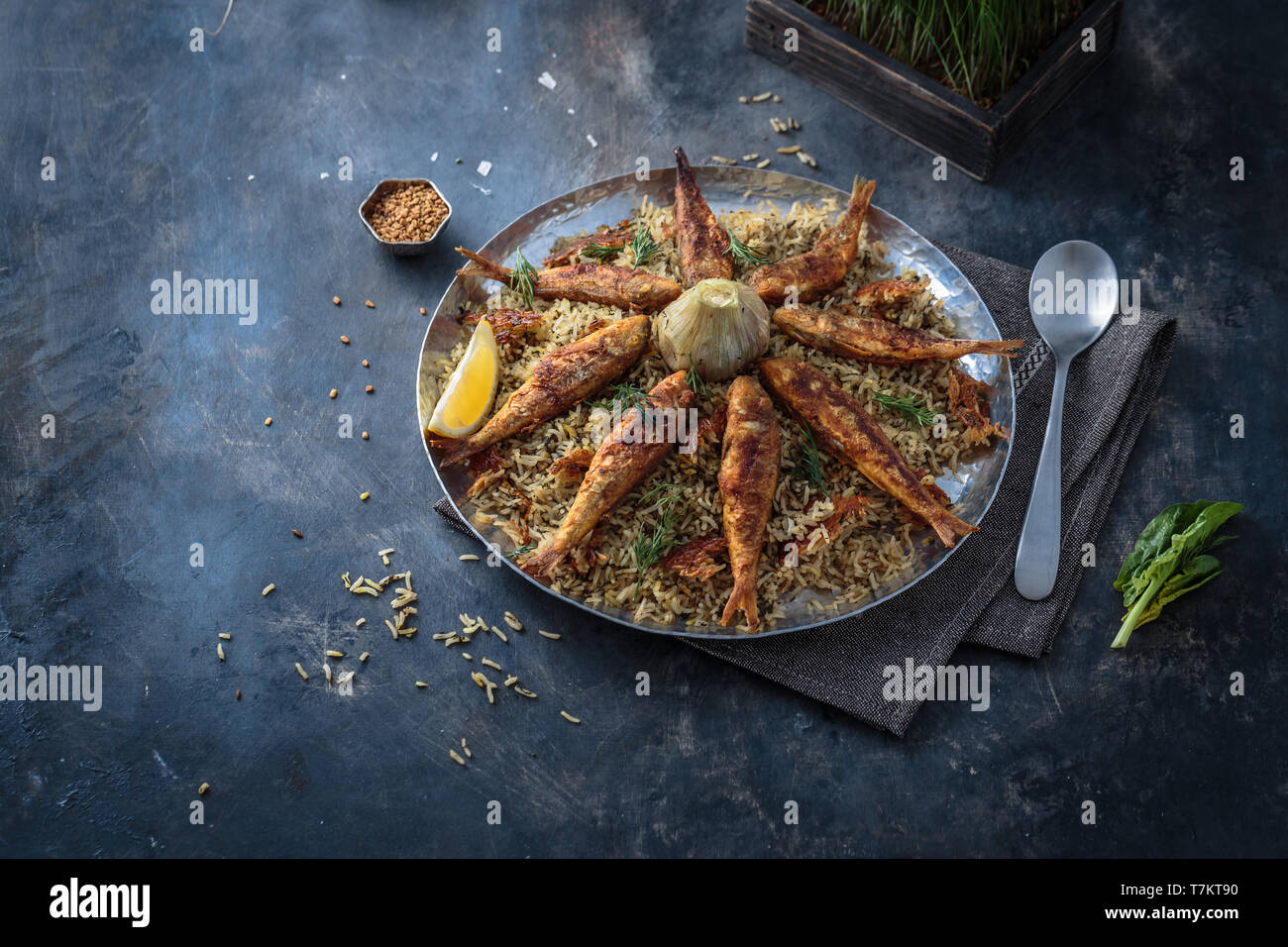 Riz aux herbes sabzi polo perse avec rouget poêlé, copy space Banque D'Images