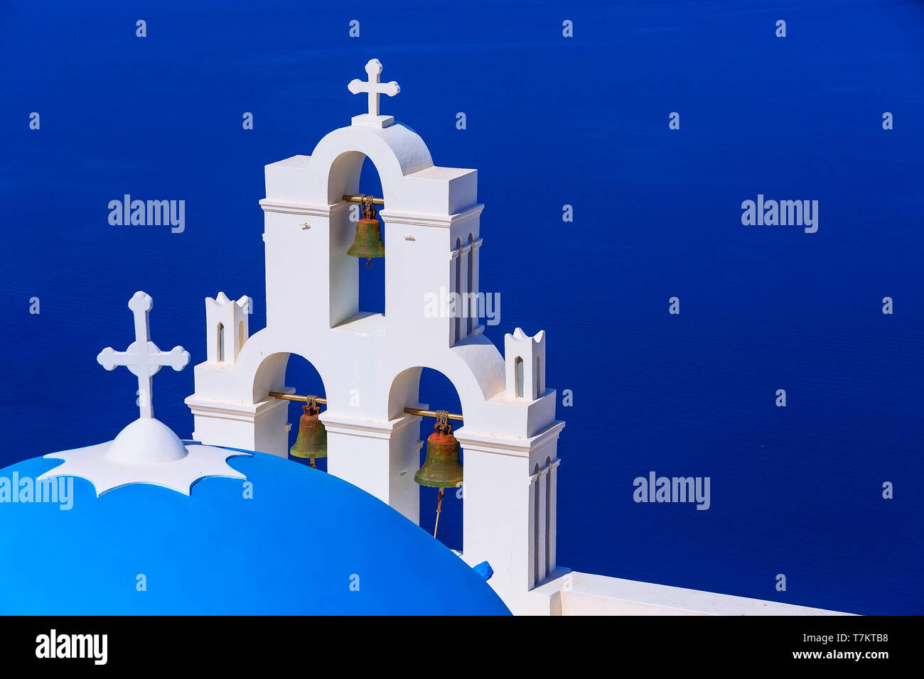 Vue mer et iconique de bleu et blanc clocher de l'église, Santorin, Grèce Banque D'Images