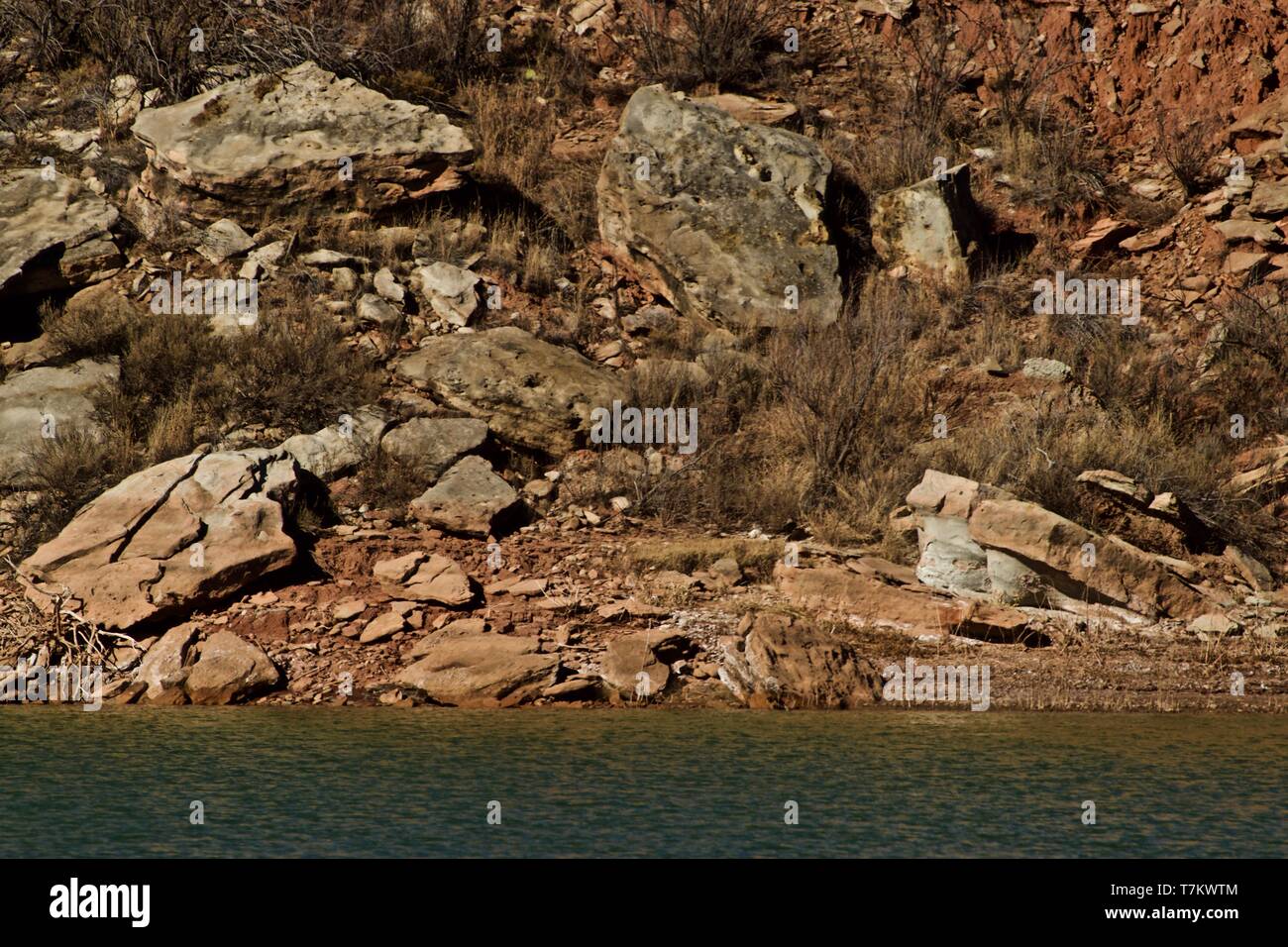 Rivage rocheux Bluffs entourant le lac McKinsey, Texas. Près de l'enclave de Canyon, Texas. Banque D'Images