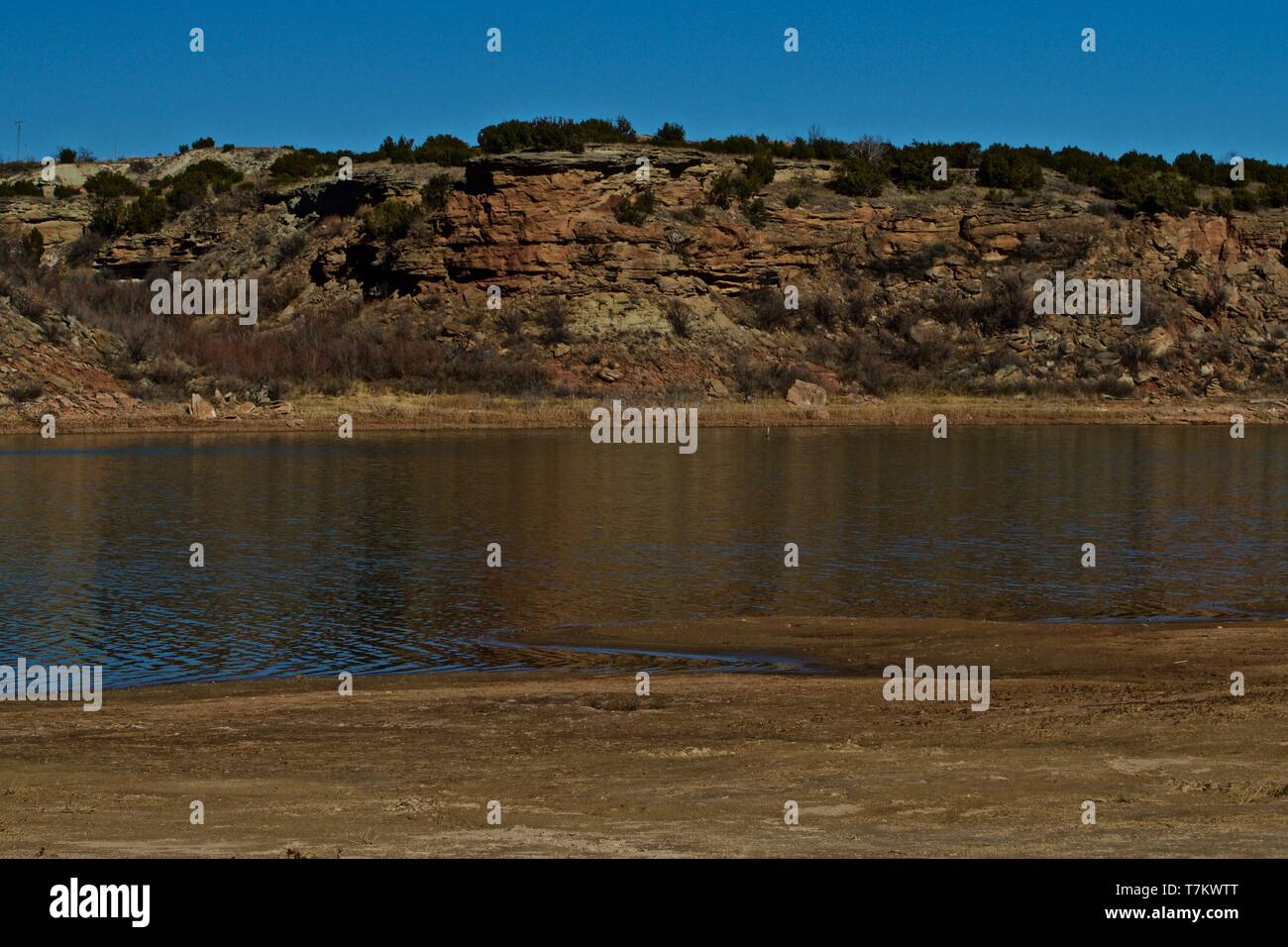 Rivage rocheux Bluffs entourant le lac McKinsey, Texas. Près de l'enclave de Canyon, Texas. Banque D'Images