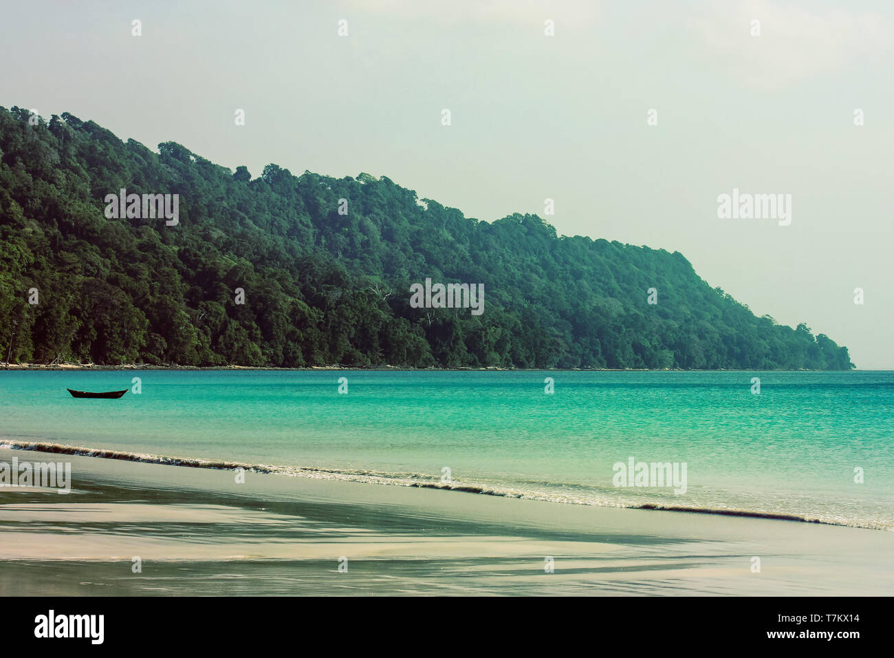 Bateau isolé à Radhanagar beach de Havelock Island, îles Andaman et Nicobar Banque D'Images