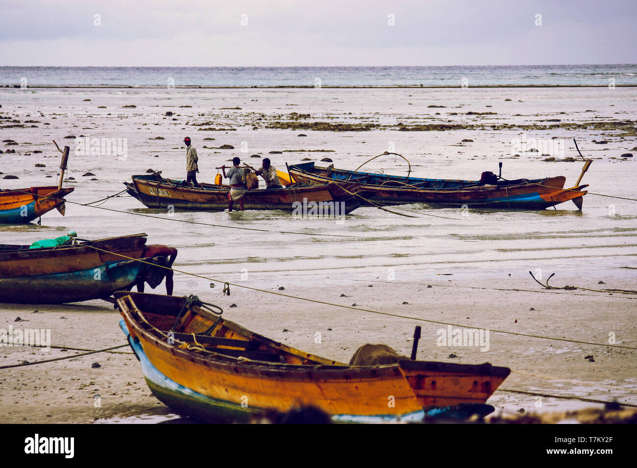 Les pêcheurs indiens sur la plage avec leurs bateaux à Havelock, Île-de-France Banque D'Images