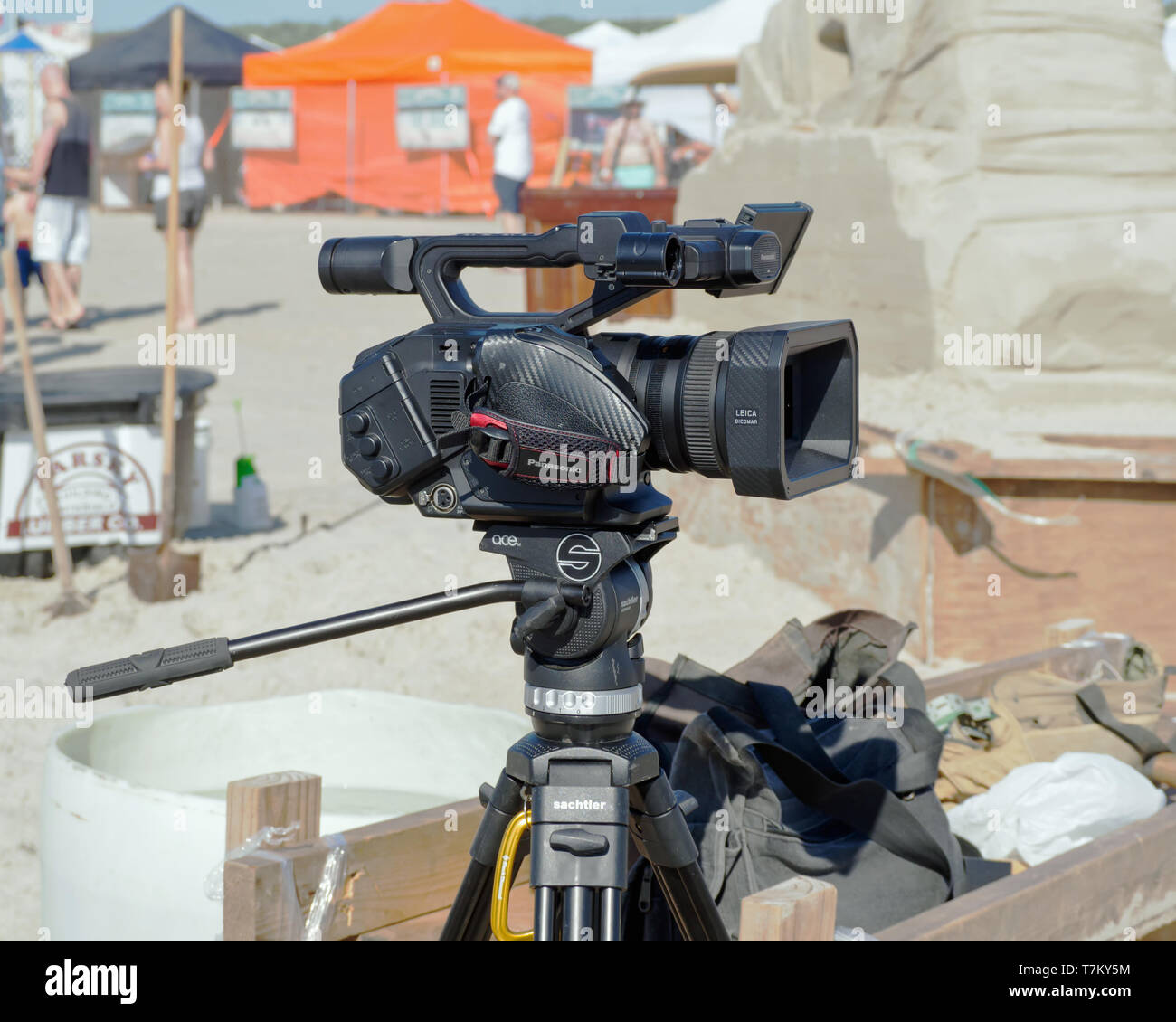 Une caméra vidéo Panasonic sur trépied au Texas 2019 Sandfest à Port Aransas, Texas SAMU. Banque D'Images