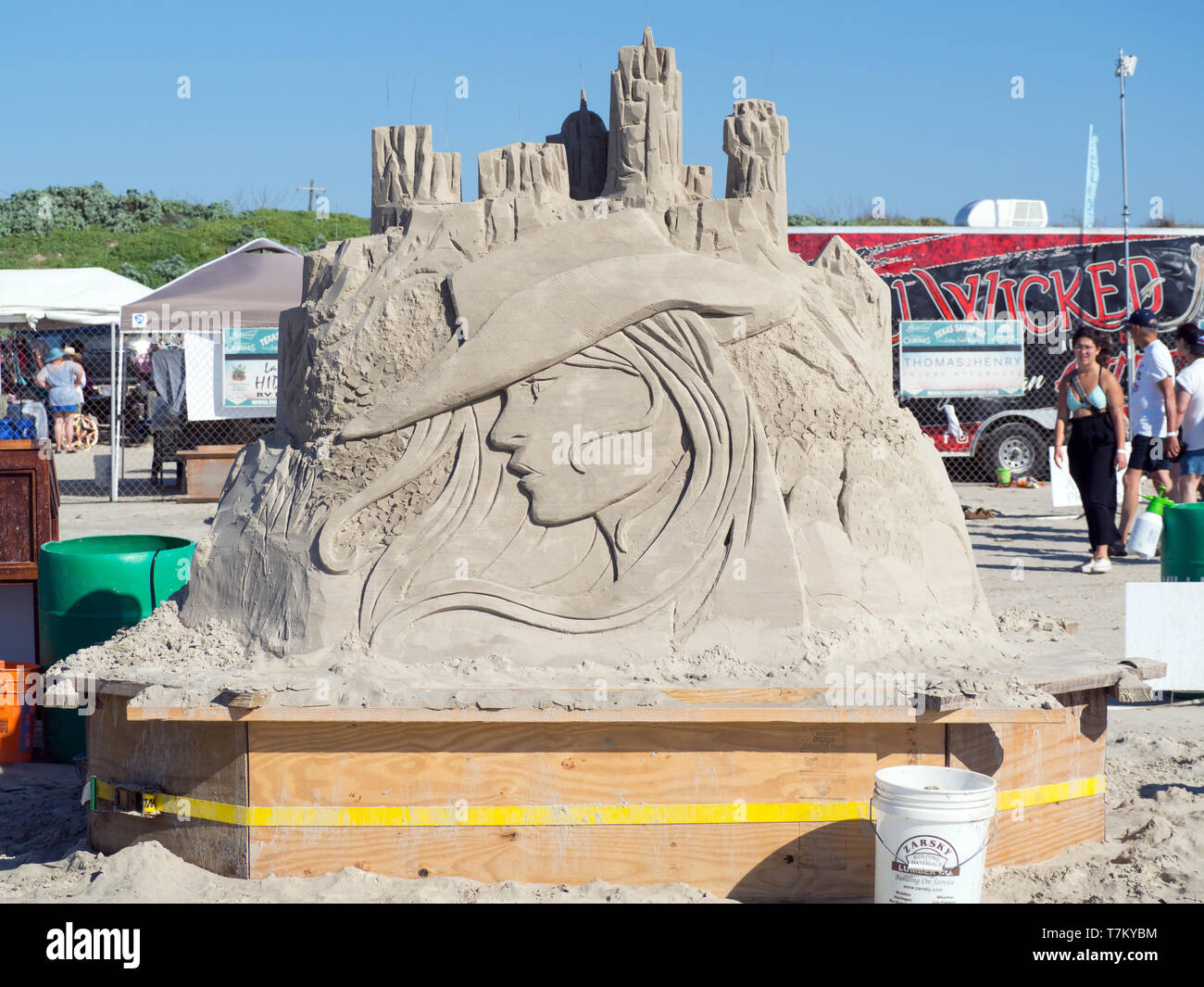 Delayne Corbett sculptures de sable non fini, 'c'est un peu Ville et pays un peu,' au Texas 2019 Sandfest. Port Aransas, Texas USA. Banque D'Images