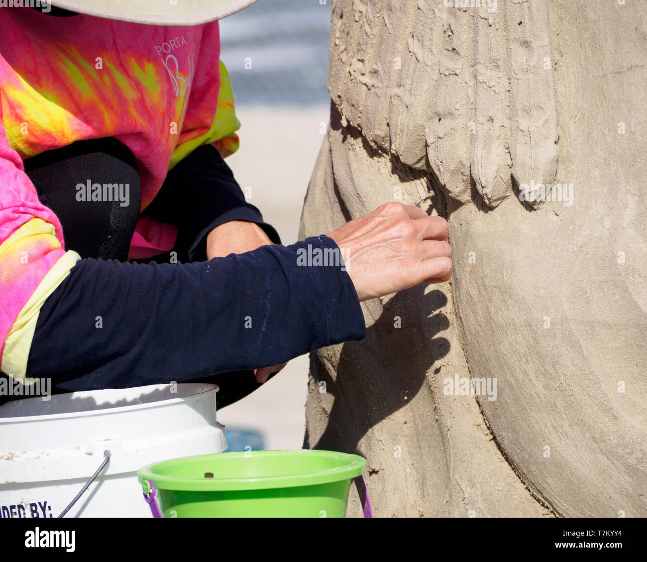 La main de Remy Hoggard sculpte des détails sur sa 3ème Place & People's Choice award winning sculpture 'Sofia' Sandfest, Texas, 2019 Port Aransas, Texas USA. Banque D'Images