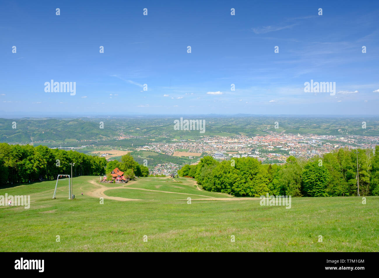 Mariborsko Pohorje, vue panoramique de Maribor, Slovénie, du Pohorje, refuge de montagne luka en face, le printemps et l'été en plein air et loisirs randonnées sur Banque D'Images