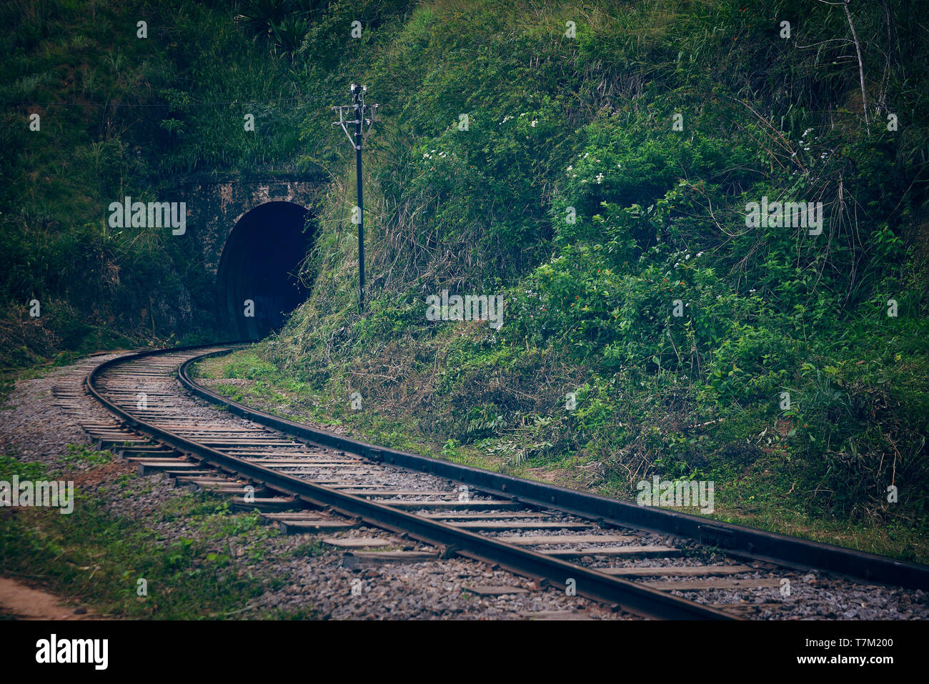 Tunnel dans la montagne pour une ligne de chemin de fer Banque D'Images