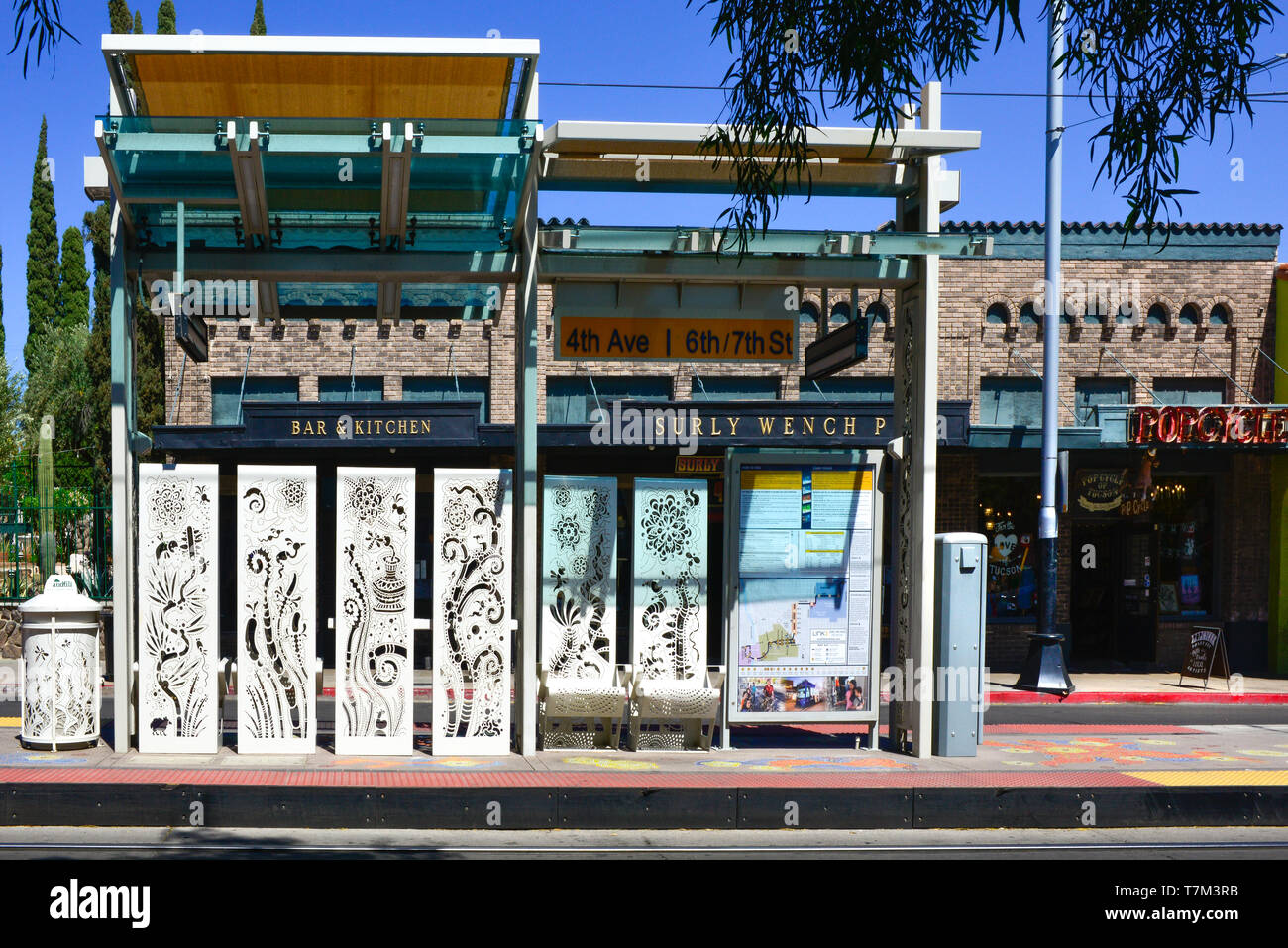 Un arrêt de tramway artistique à la 4e Avenue @ 6e/7e rue, avec découpe de métaux d'art, juste par le bourru Vénom pub historique sur la 4e Avenue, le centre-ville de Tuscon, AZ Banque D'Images