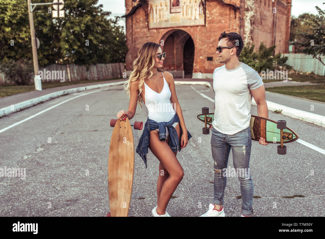 A l'été dans la ville, dans les mains de skateboards, longboard. Le week-end de communication, le mode de vie des jeunes. Heureux Banque D'Images