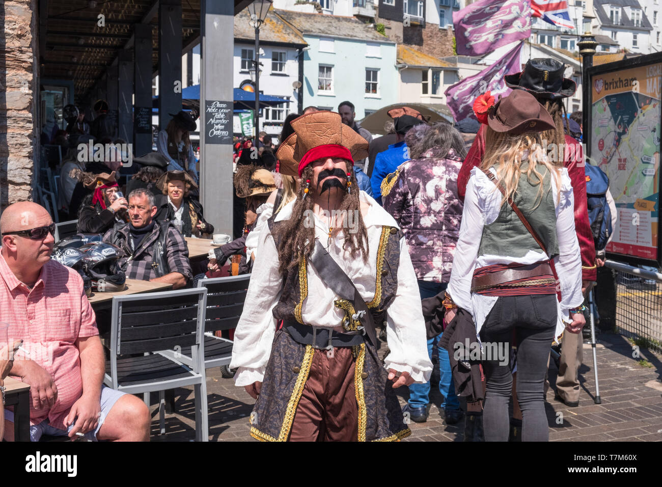 Les habitants et les visiteurs se déguisent en pirates pour le Pirate Brixham Festival dans la ville de pêcheurs de Devon Banque D'Images