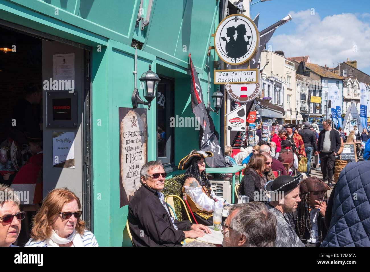 Les habitants et les visiteurs se déguisent en pirates pour le Pirate Brixham Festival dans la ville de pêcheurs de Devon Banque D'Images
