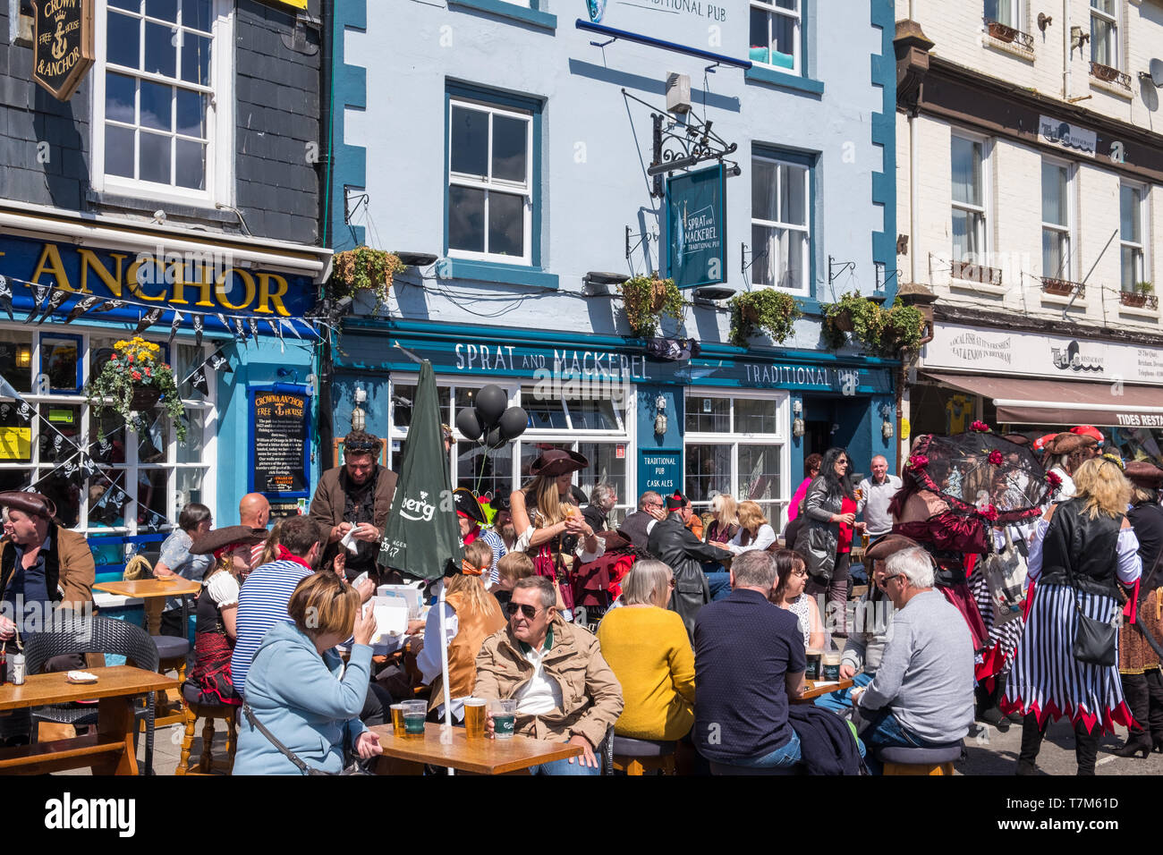 Les habitants et les visiteurs se déguisent en pirates pour le Pirate Brixham Festival dans la ville de pêcheurs de Devon Banque D'Images