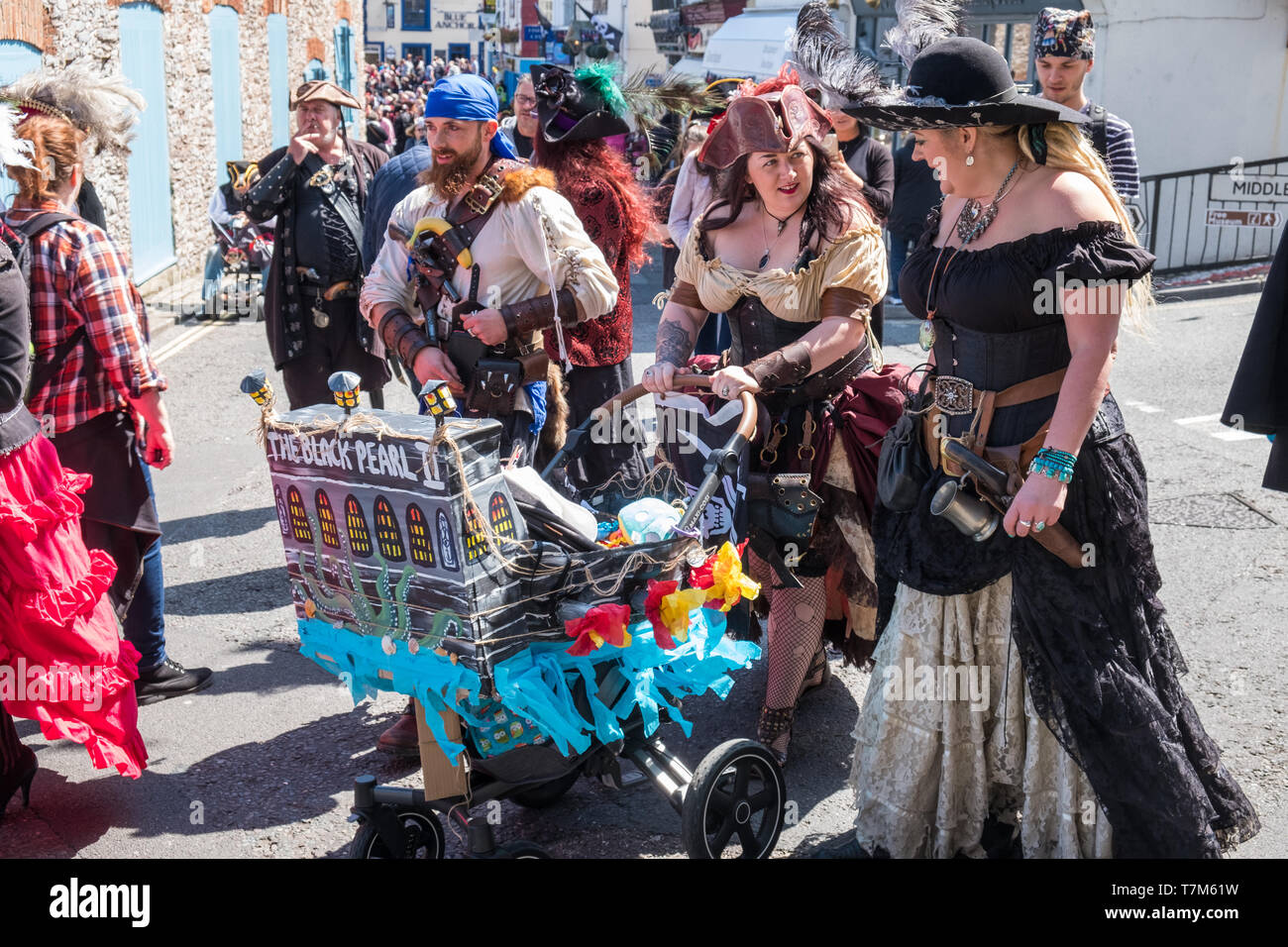 Les habitants et les visiteurs se déguisent en pirates pour le Pirate Brixham Festival dans la ville de pêcheurs de Devon Banque D'Images