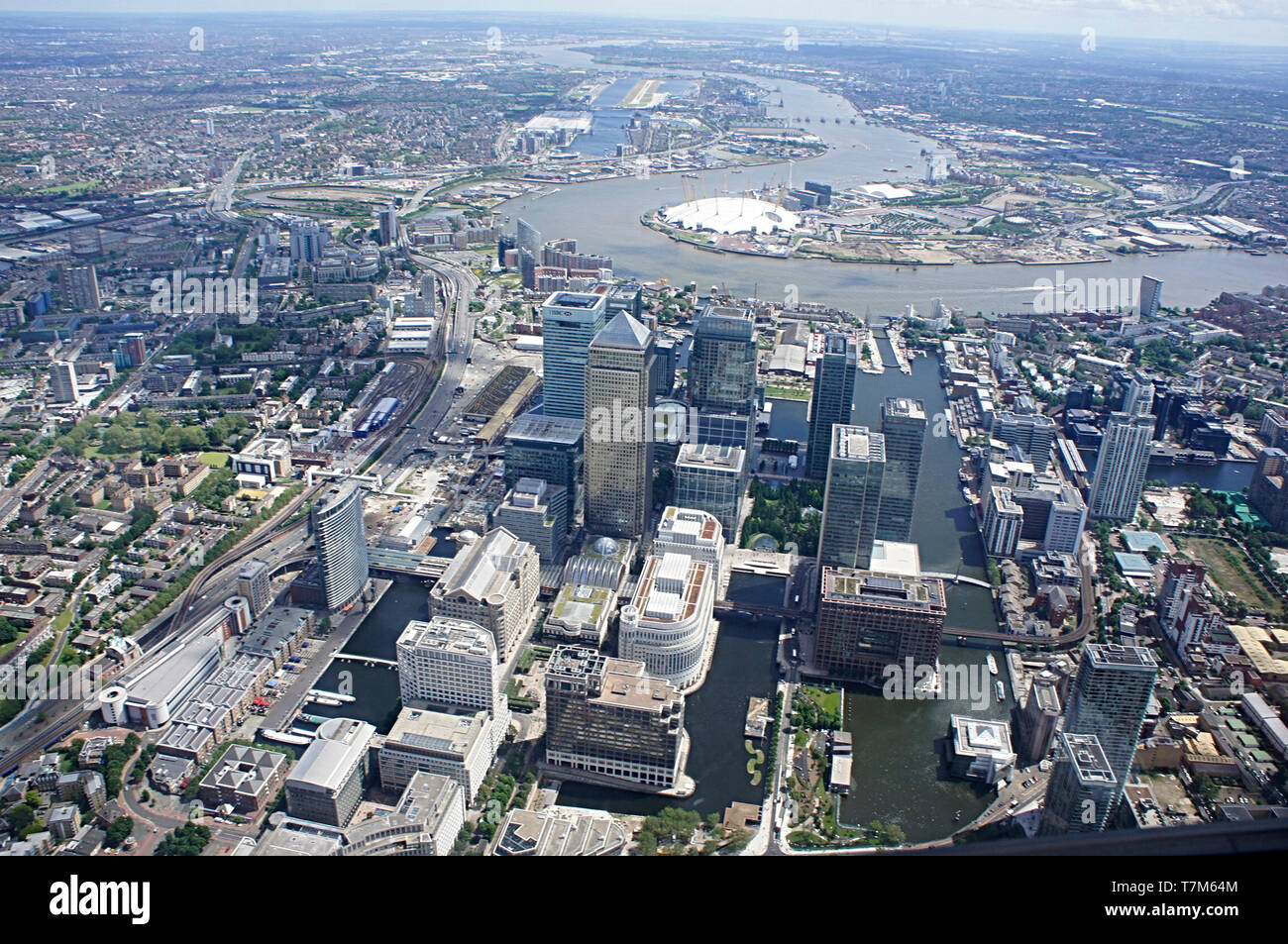 Le quartier financier de Canary Wharf Londres prises à partir de l'air et à la recherche sur la Tamise à Greenwich et l'O2 arena Banque D'Images
