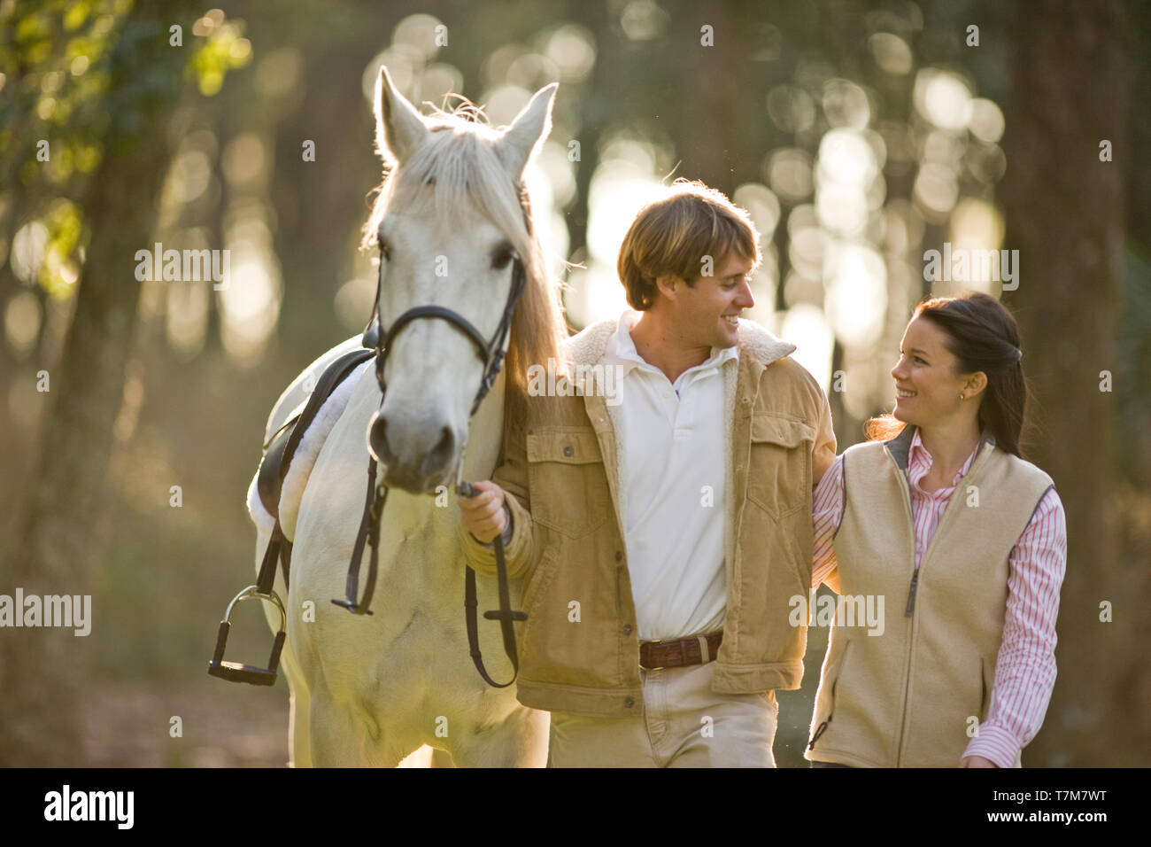 Young couple with horse Banque D'Images