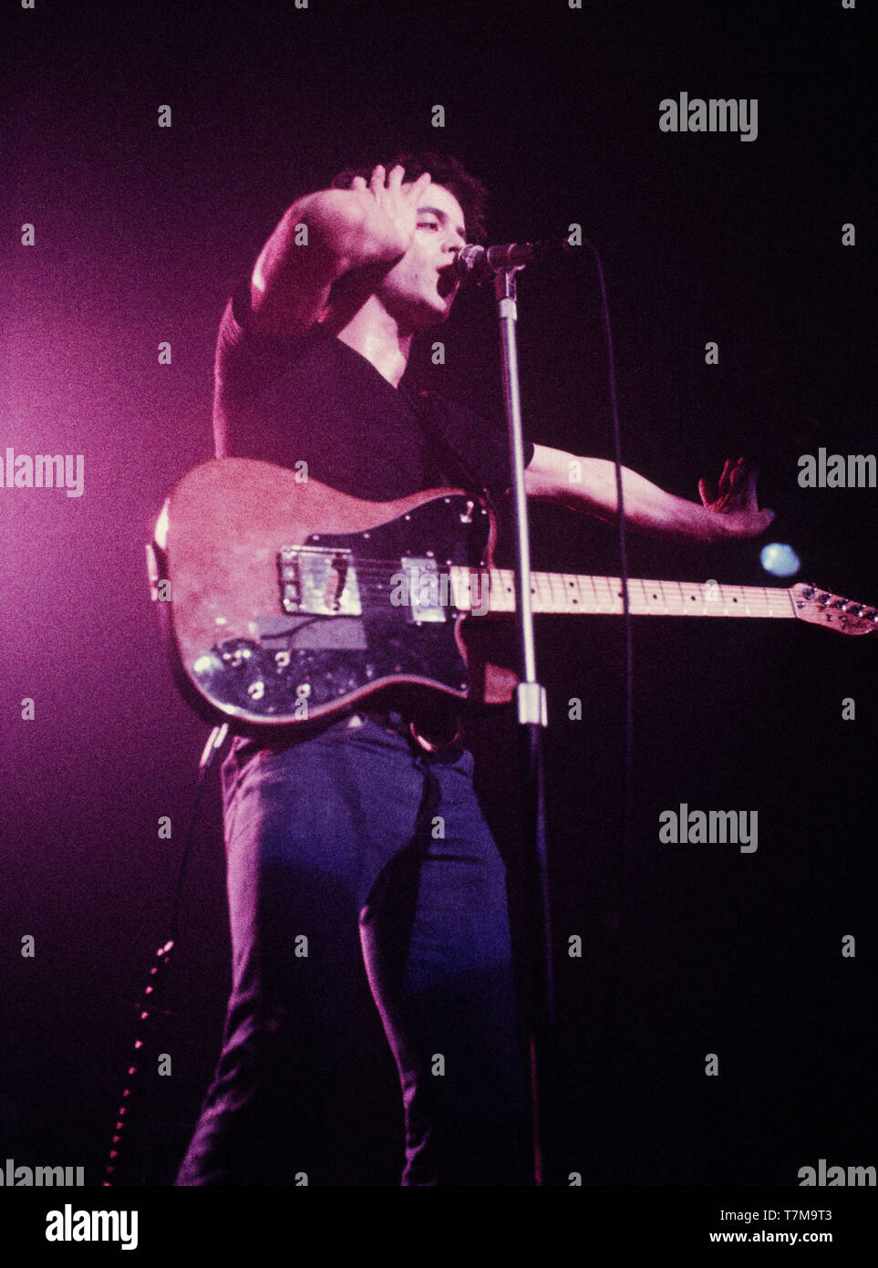 AMSTERDAM, Pays-Bas : Lou Reed il se produit sur la scène du théâtre Carré à Amsterdam, Pays-Bas le 30 septembre 1972 (photo de Gijsbert Hanekroot) Banque D'Images