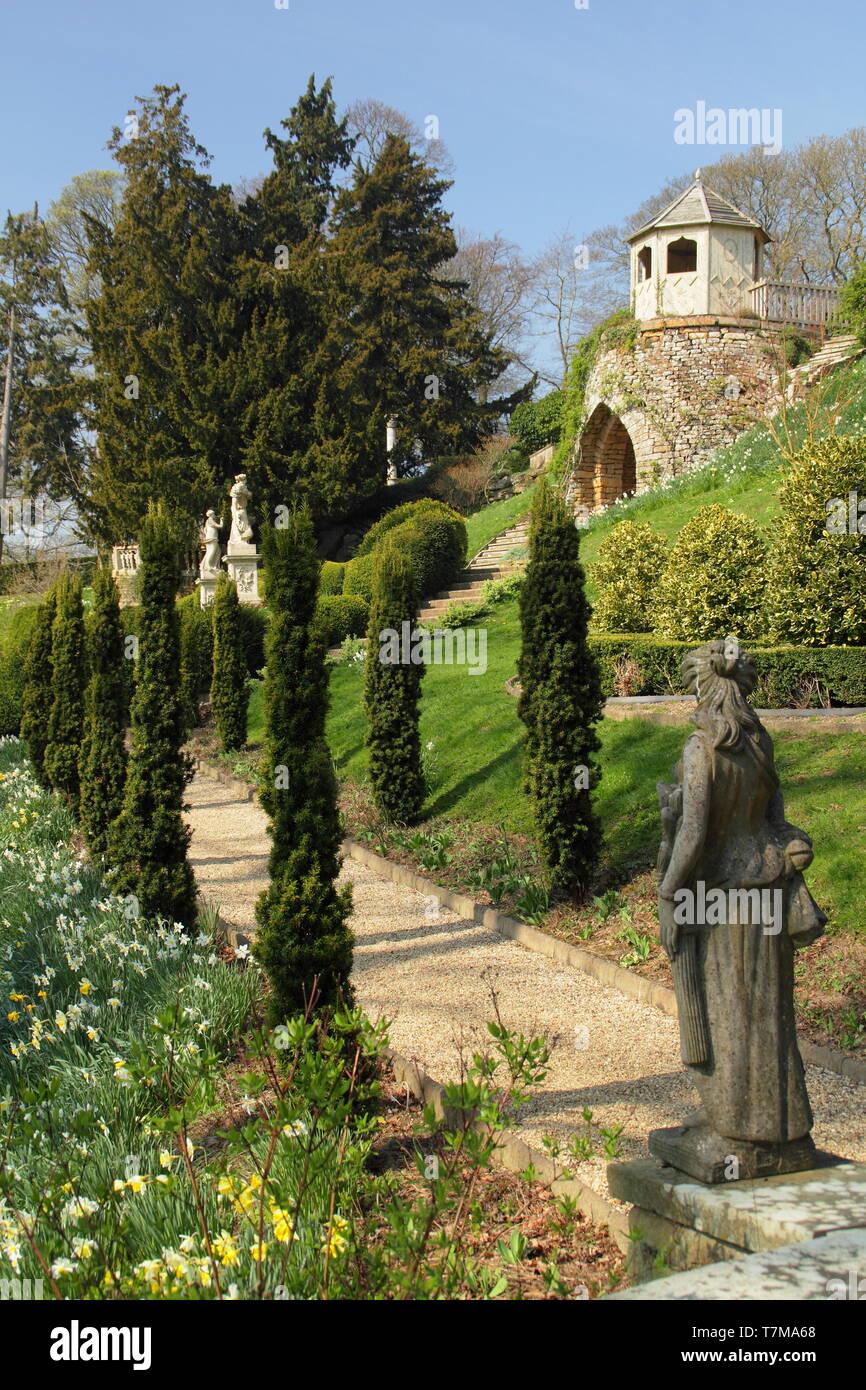 Belvour jardins du château. Une maison d'été préside une avenue formaa menant à un jardin des statues à cette demeure seigneuriale du Leicestershire, UK Banque D'Images