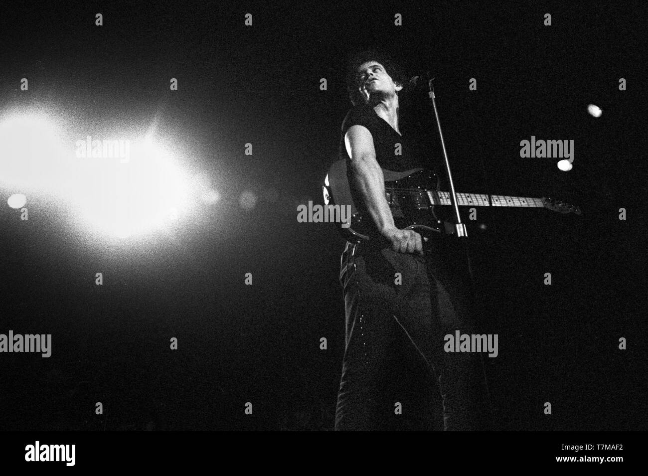 AMSTERDAM, Pays-Bas : Lou Reed il se produit sur la scène du théâtre Carré à Amsterdam, Pays-Bas le 30 septembre 1972 (photo de Gijsbert Hanekroot) Banque D'Images