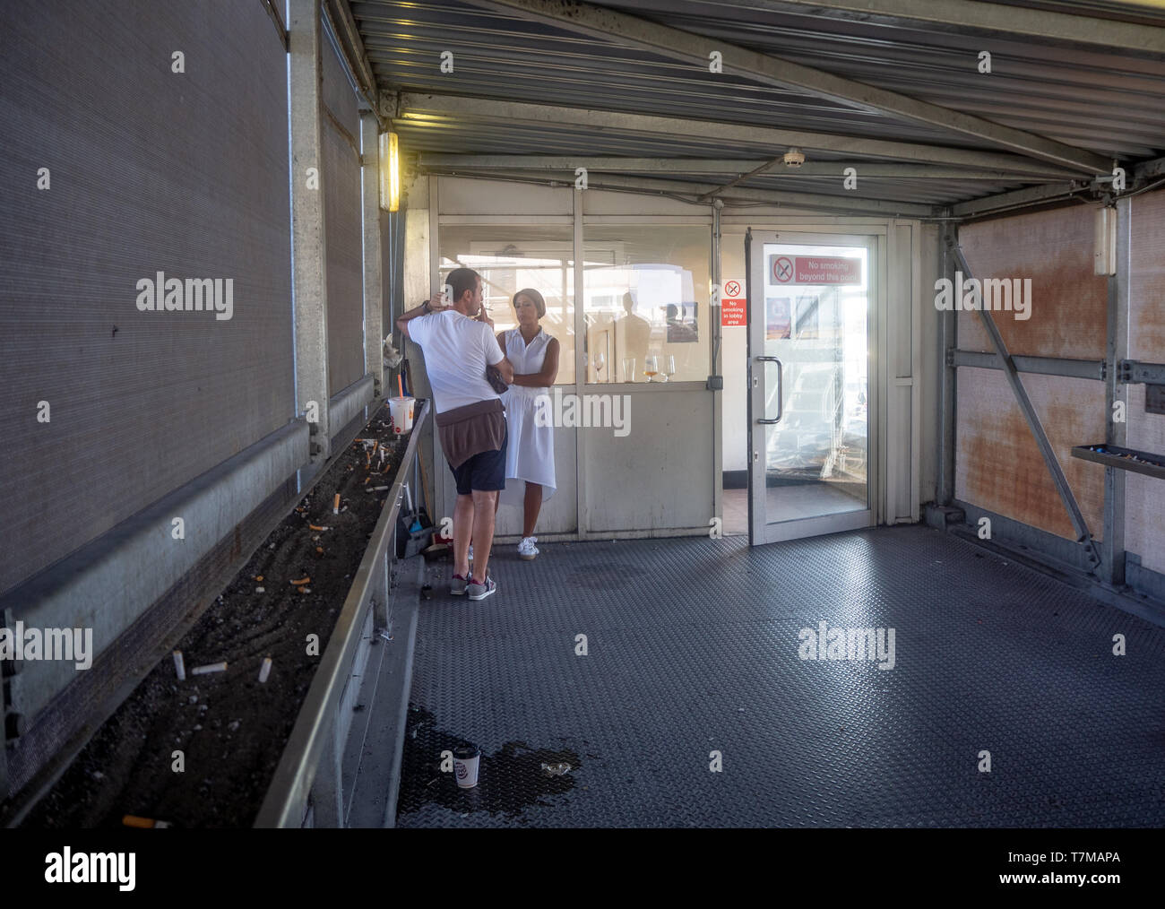 East Midlands, Angleterre, Royaume-Uni - 4 août 2018 : dégoûtant espace fumeurs dans une cage sale pour les e-cigarette et les fumeurs de cigarettes (vapers) Banque D'Images East Midlands, Angleterre, Royaume-Uni - 4 août 2018 : dégoûtant espace fumeurs dans une cage sale pour les e-cigarette et les fumeurs de cigarettes (vapers) Banque D'Images