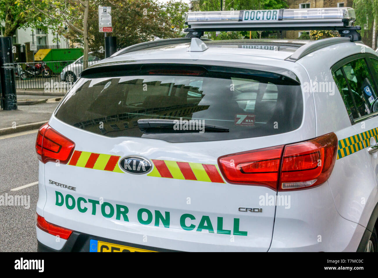Une voiture du médecin avec un médecin sur appel signe sur l'arrière. Banque D'Images