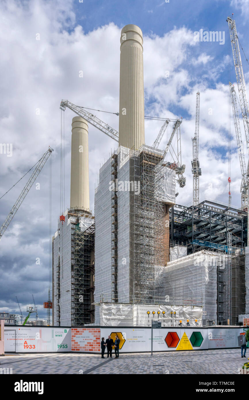 Grues à tour autour de l'emblématique cheminées de la Battersea Power Station fermée, maintenant un important développement de nouveau site. Banque D'Images