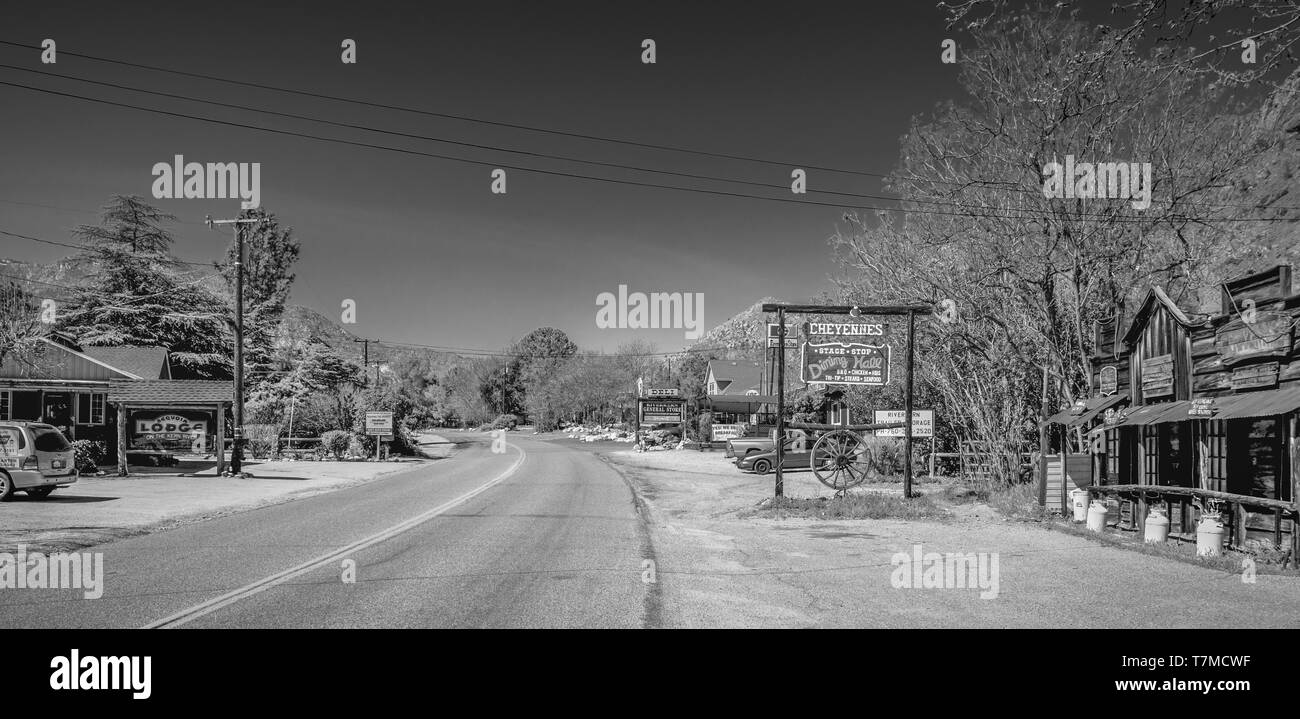 Street view dans la forêt nationale de Sequoia - RIVERKERN, UNITED STATES OF AMERICA - Mars 29, 2019 Banque D'Images