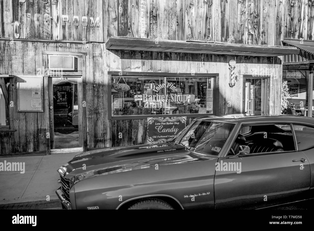 Vue sur la rue typique dans le village historique de Lone Pine Lone Pine - CA, Etats-Unis d'Amérique - le 29 mars 2019 Banque D'Images