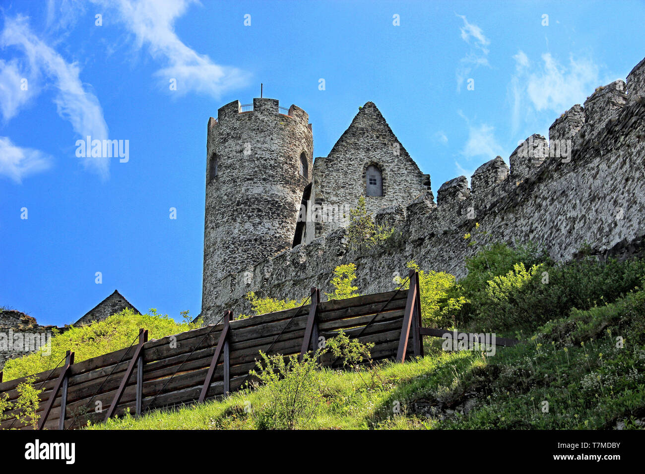 Le château de pierre sur la colline avec s ciel bleu Banque D'Images