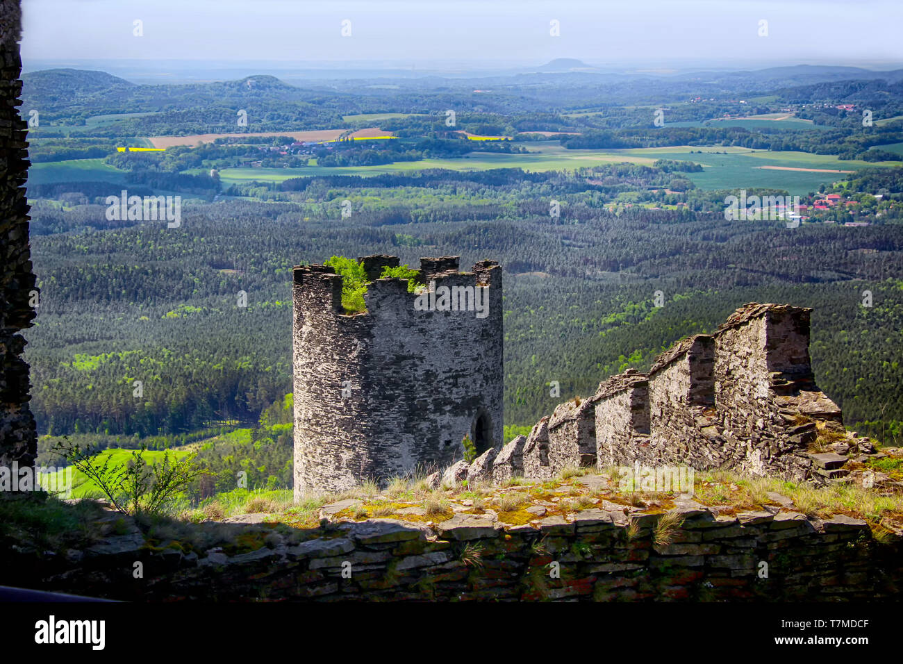 Le château de pierre sur la colline avec s ciel bleu Banque D'Images