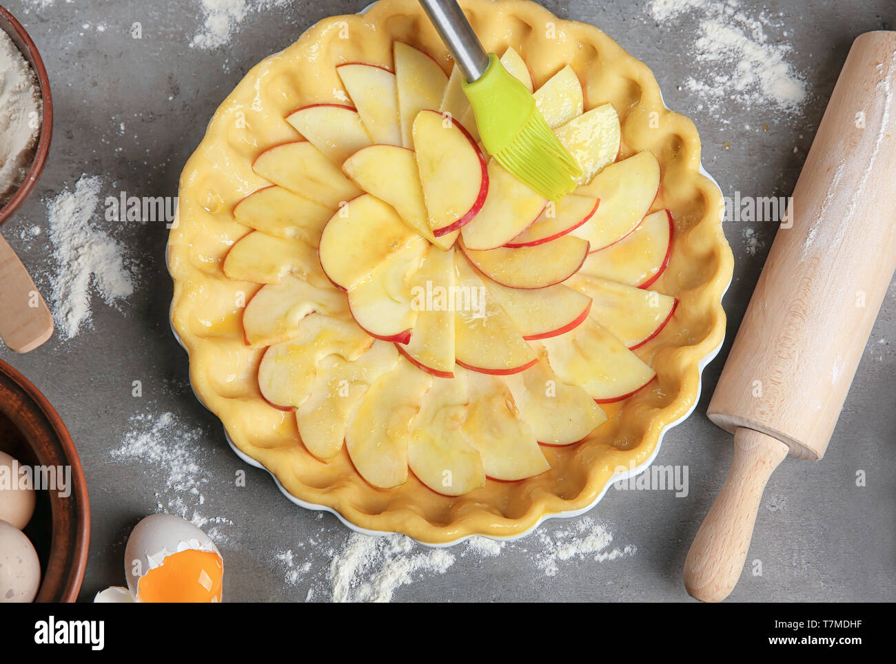 La préparation de tarte aux pommes sur la table Banque D'Images