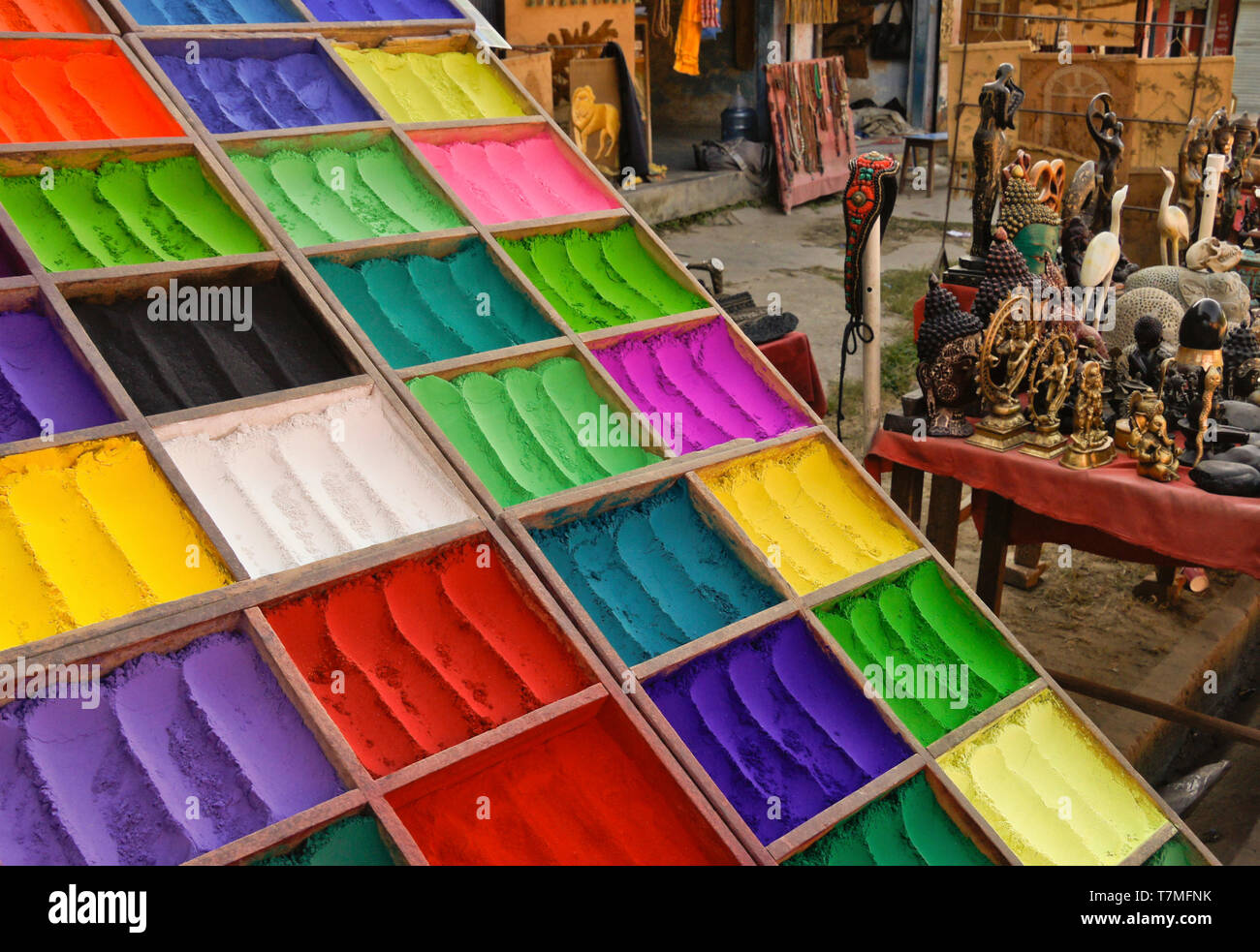 Poudre de couleur et de l'artisanat sur l'affichage pour la vente, Katmandou, Népal Banque D'Images