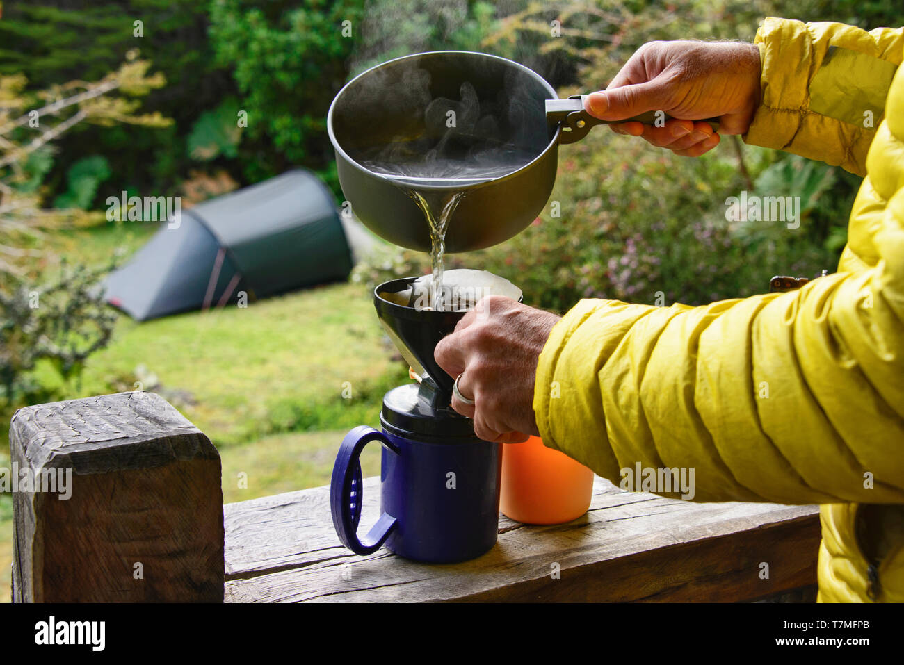 Préparer le café au camping au parc national Pumalin, Patagonie, Région de los Lagos, Chile Banque D'Images