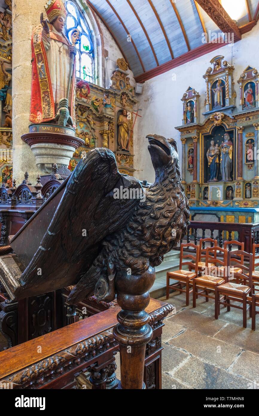 La France, Finistère, Lampaul Guimiliau enclos paroissial, l'église Notre Dame, le lutrin avec eagle head Banque D'Images