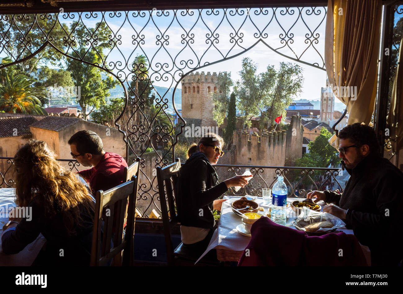 Chefchaouen, Maroc : Personnes dîner au restaurant de l'Hôtel Aladin comme ils jouissent de la vue sur la Kasbah et Uta-el-Hammam place principale. Banque D'Images