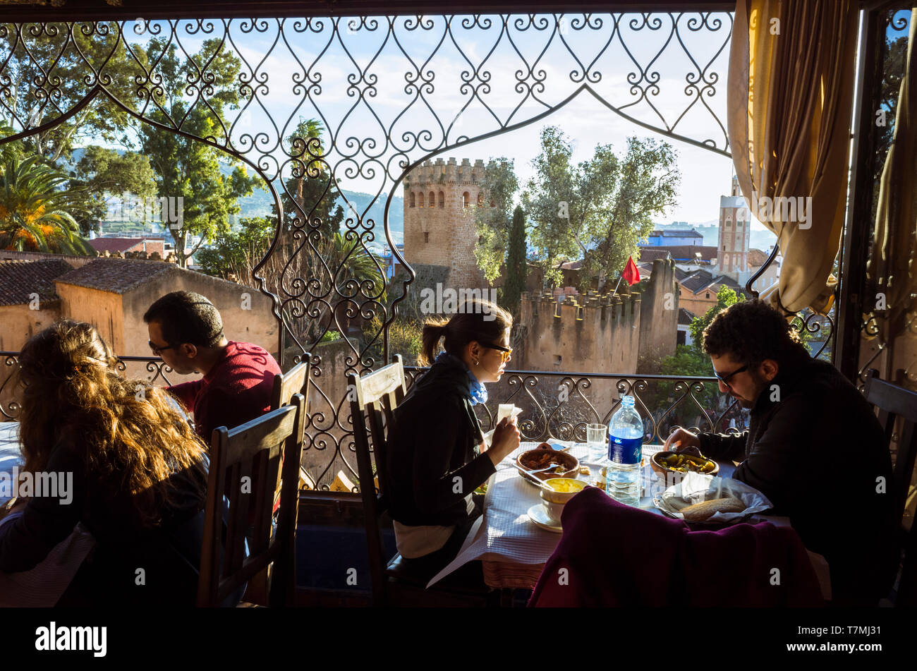 Chefchaouen, Maroc : Personnes dîner au restaurant de l'Hôtel Aladin comme ils jouissent de la vue sur la Kasbah et Uta-el-Hammam place principale. Banque D'Images